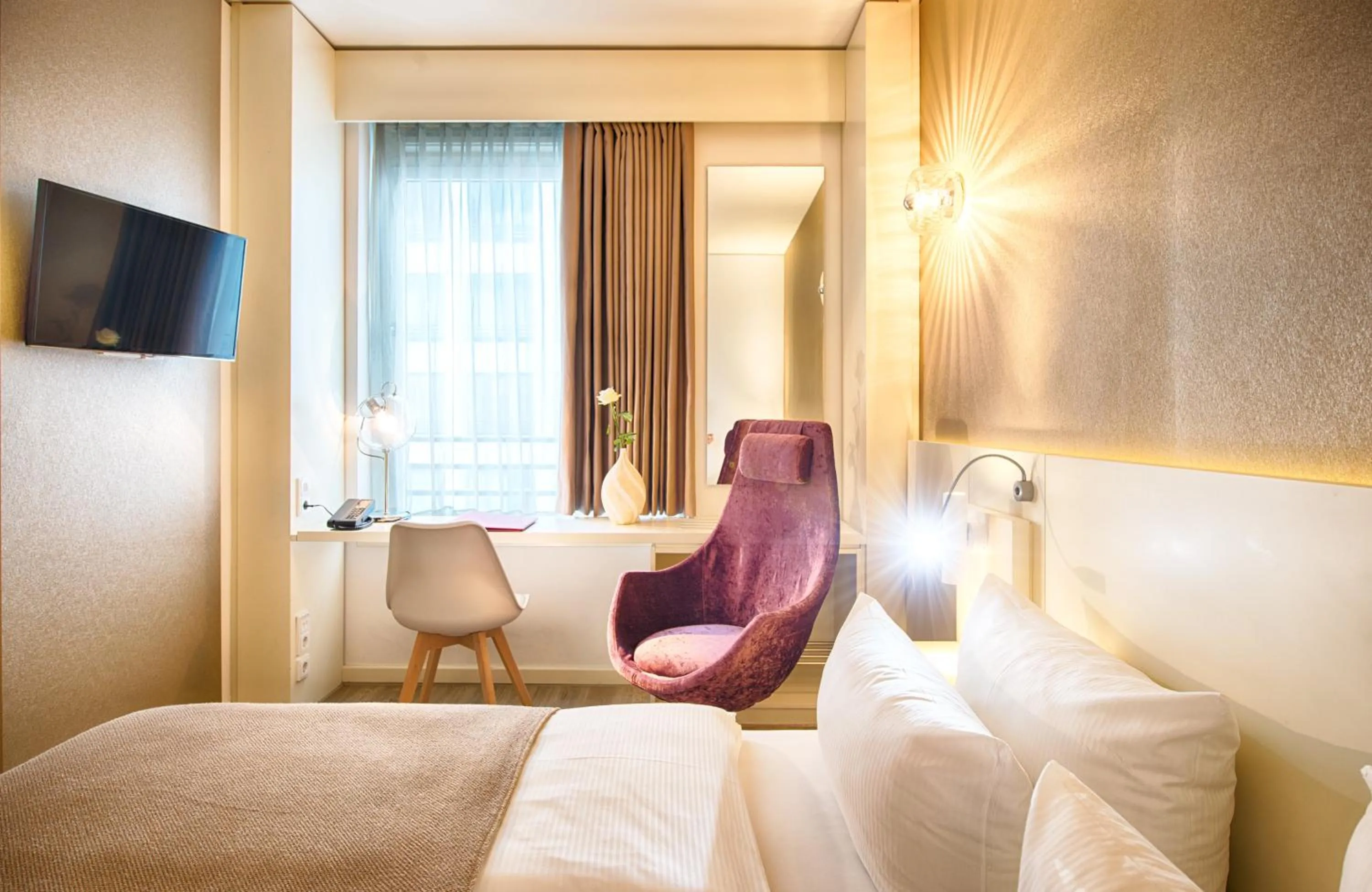 Bedroom, Bed in Leonardo Hotel Berlin Mitte