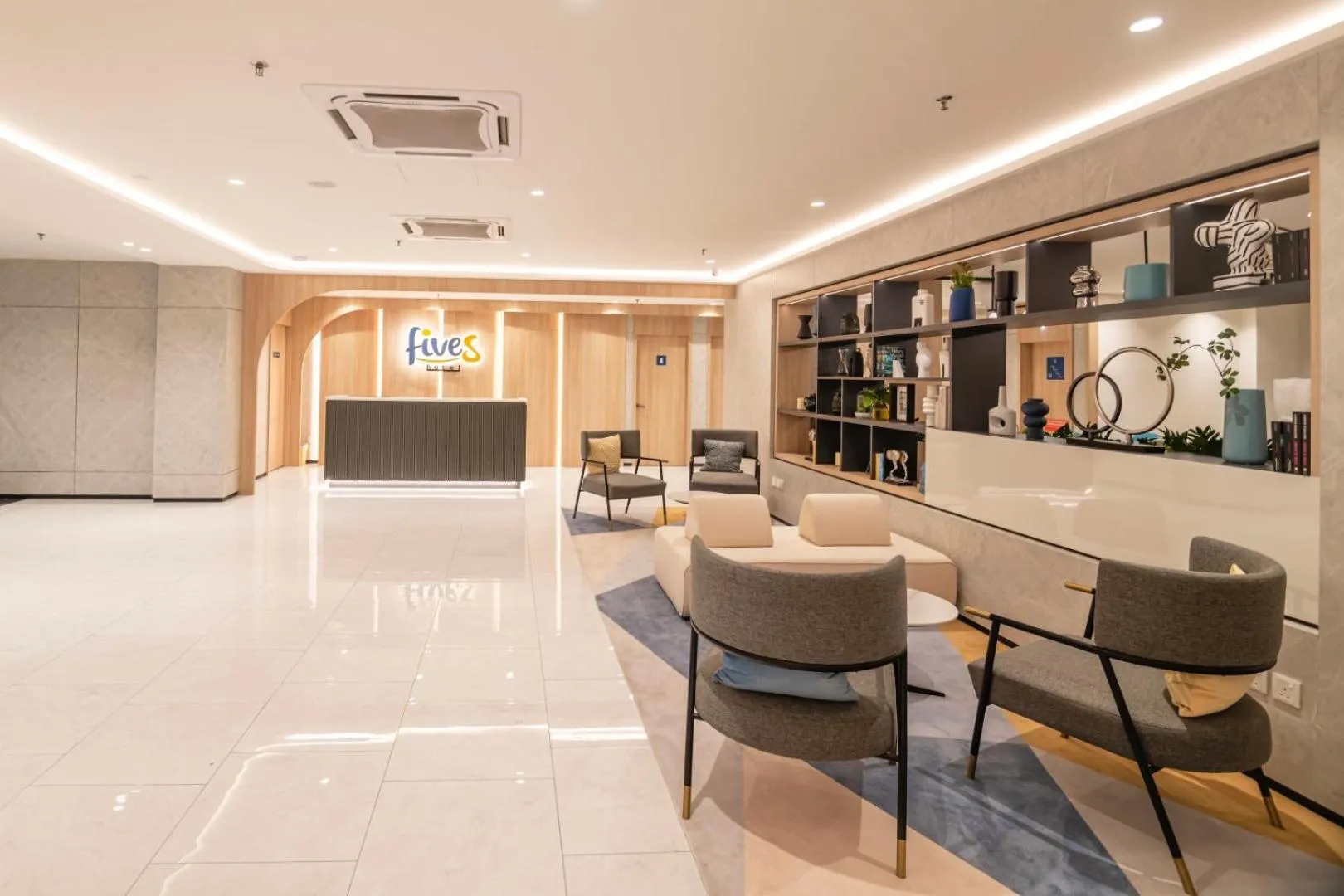 Lobby or reception in Fives Hotel Meldrum