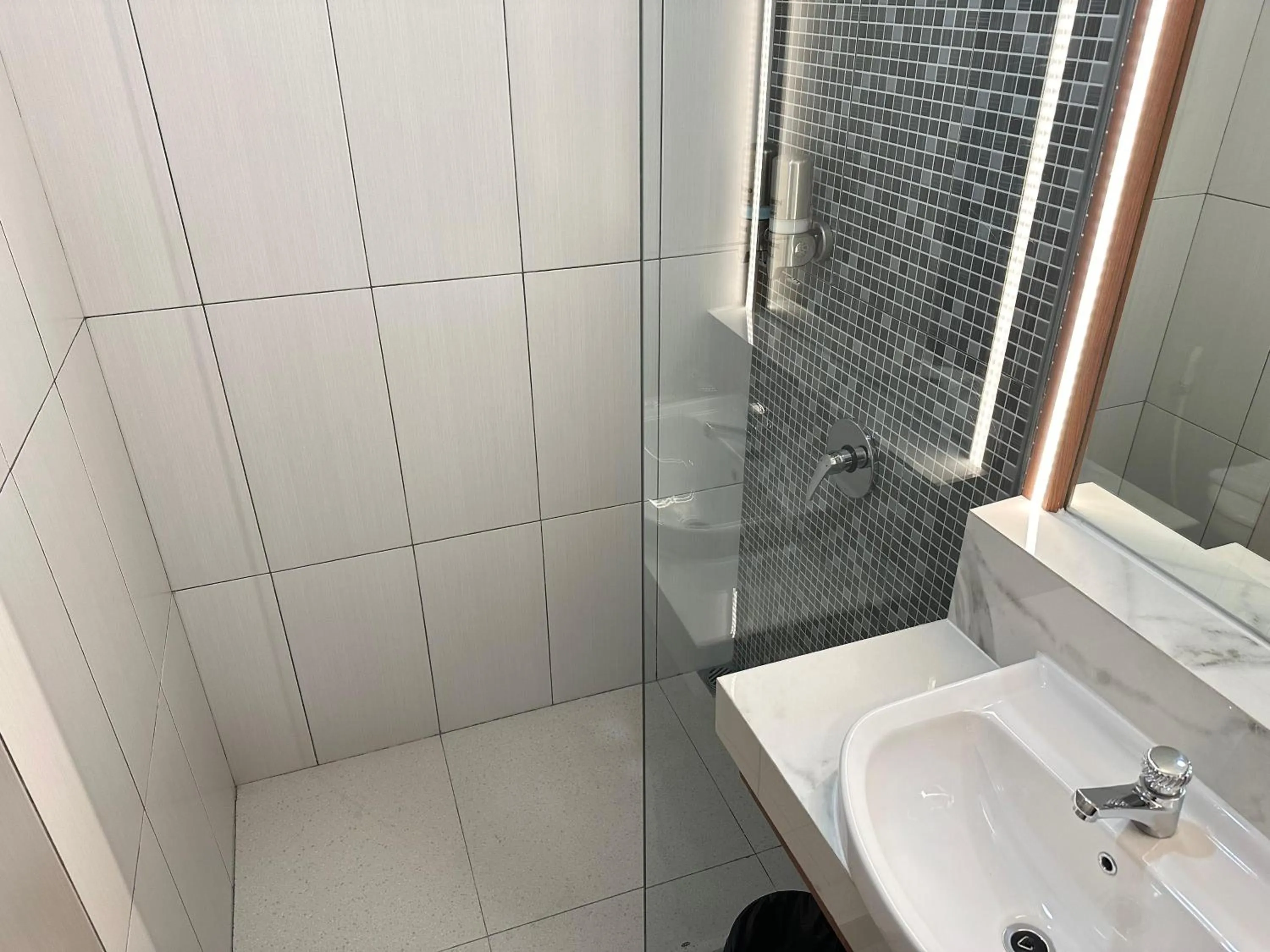 Bathroom in d'primahotel Jemursari Surabaya