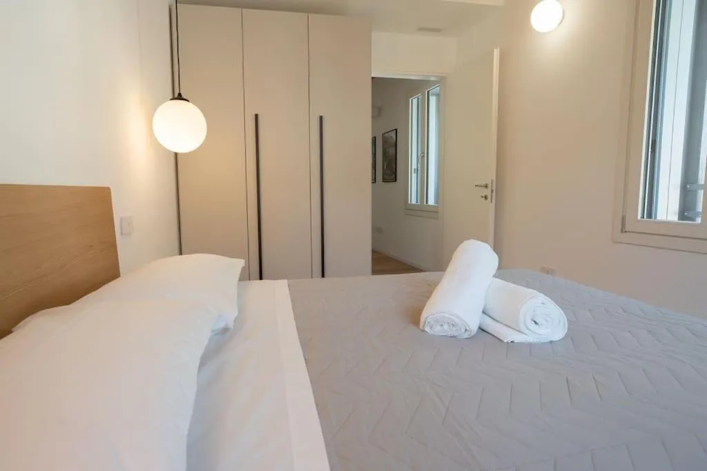 Bed in Modern Apartment Lungolago di Como