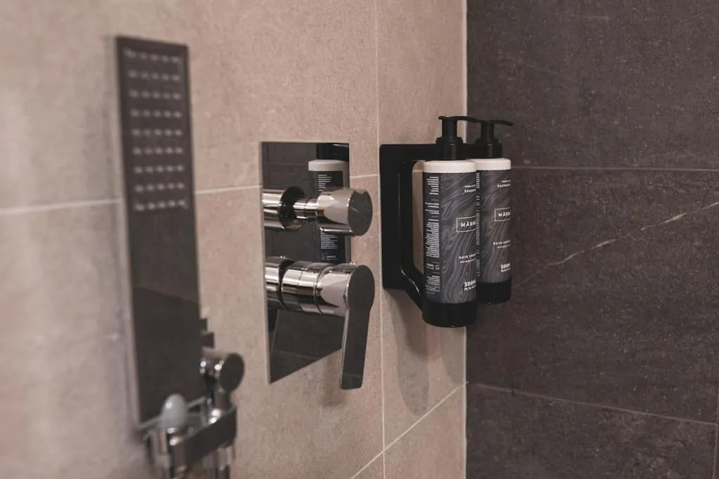 Shower in Modern Apartment Lungolago di Como