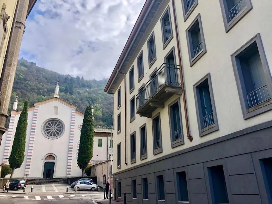 Property building in Modern Apartment Lungolago di Como