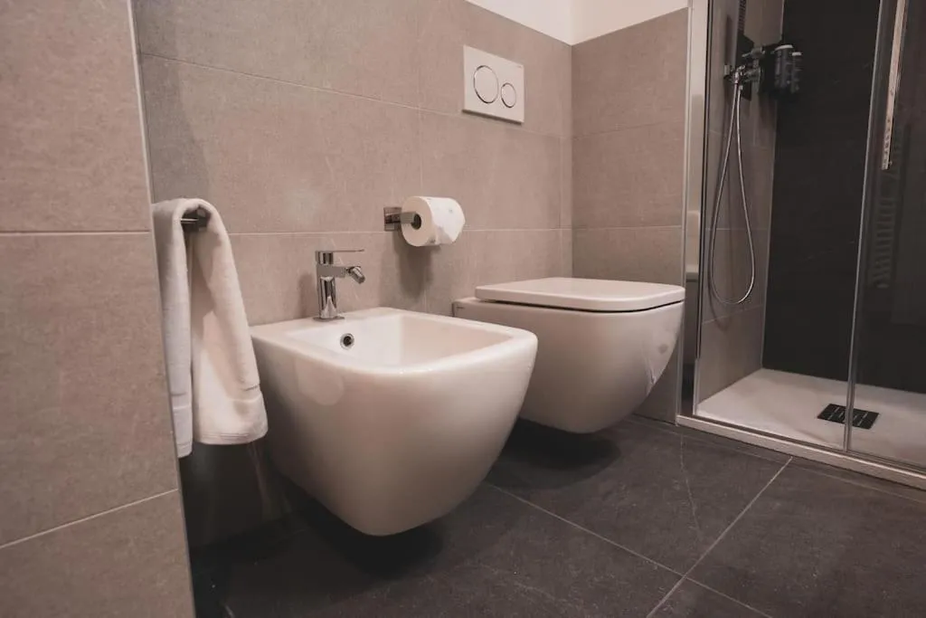 Shower in Modern Apartment Lungolago di Como