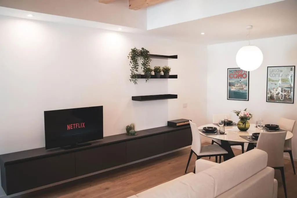 Communal lounge/ TV room in Modern Apartment Lungolago di Como