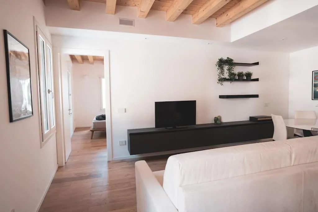 Communal lounge/ TV room in Modern Apartment Lungolago di Como