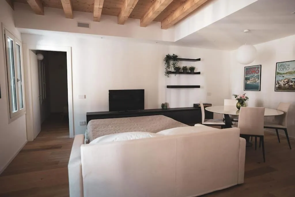 Bed in Modern Apartment Lungolago di Como