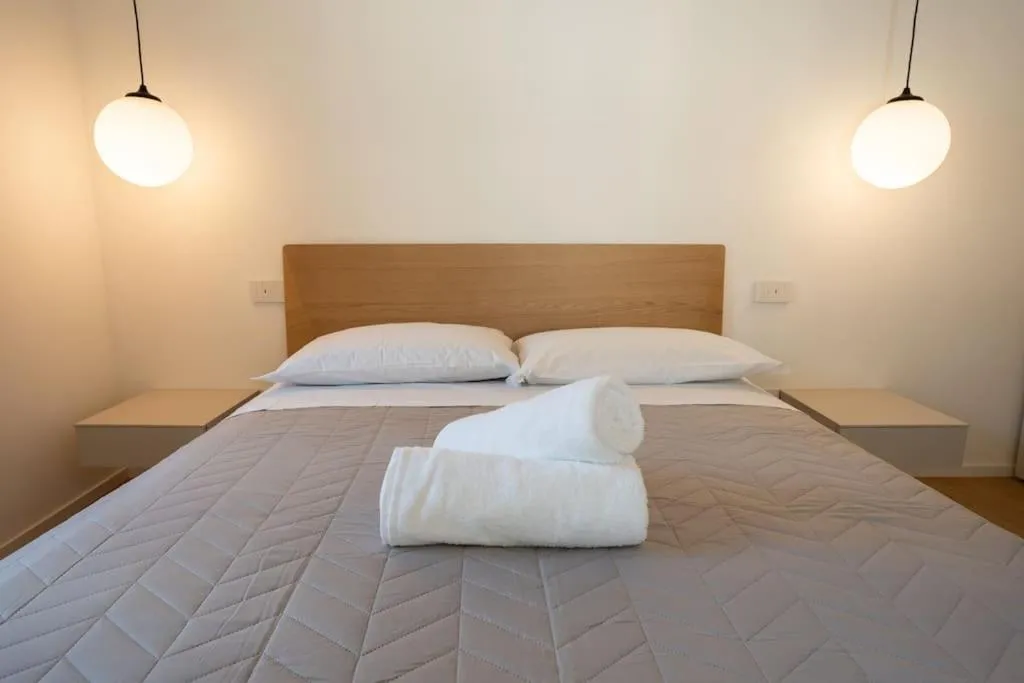 Bed in Modern Apartment Lungolago di Como