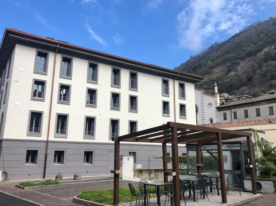 Property building in Modern Apartment Lungolago di Como