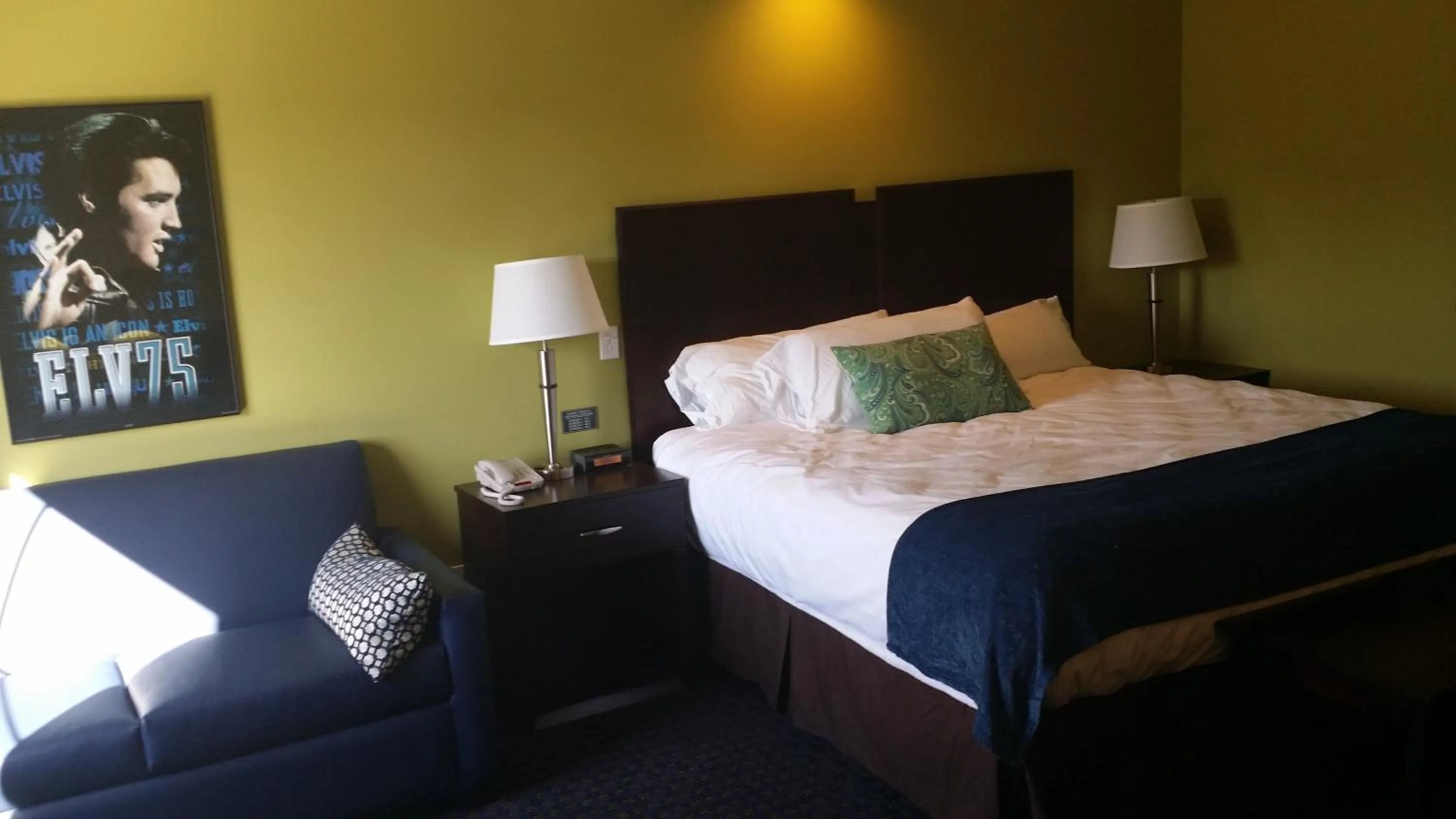 Bed in Starlight Inn