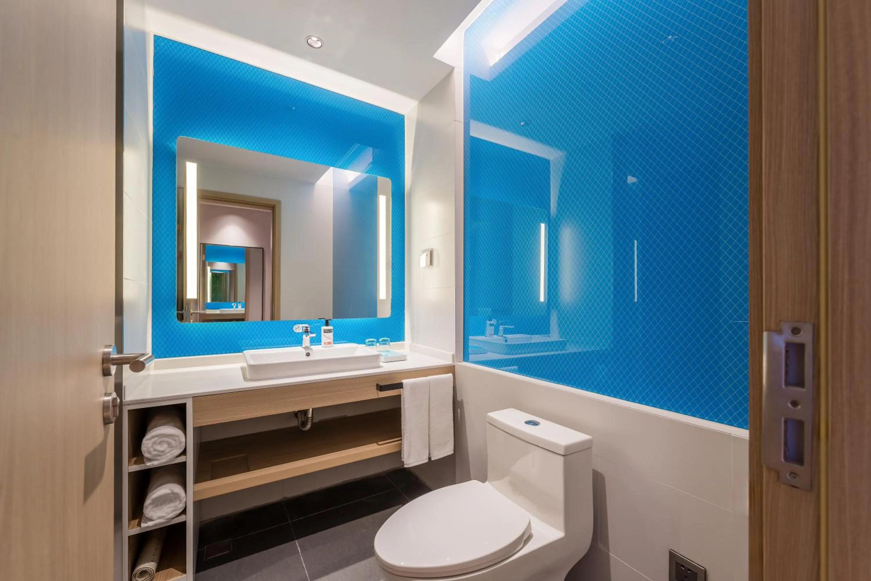 Shower in Holiday Inn Express Zhoukou Dancheng by IHG