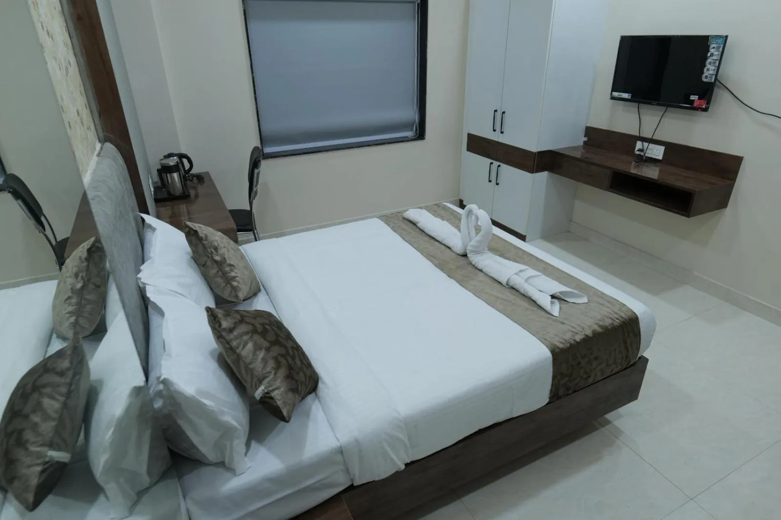 Bed, TV/Entertainment Center in Hotel Adhiraj Inn
