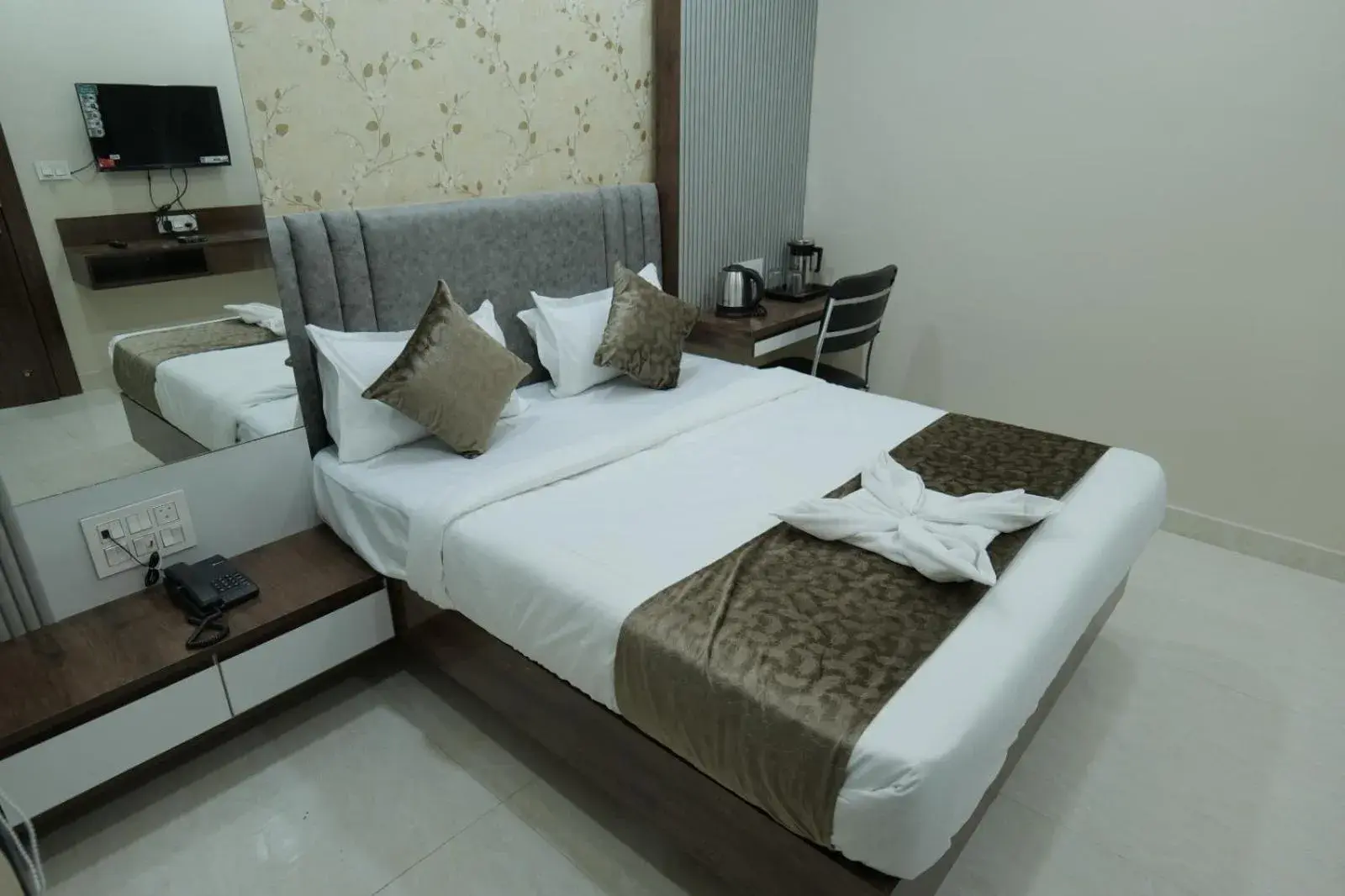 Deluxe Room - single occupancy in Hotel Adhiraj Inn Deluxe Room - single occupancy in Hotel Adhiraj Inn