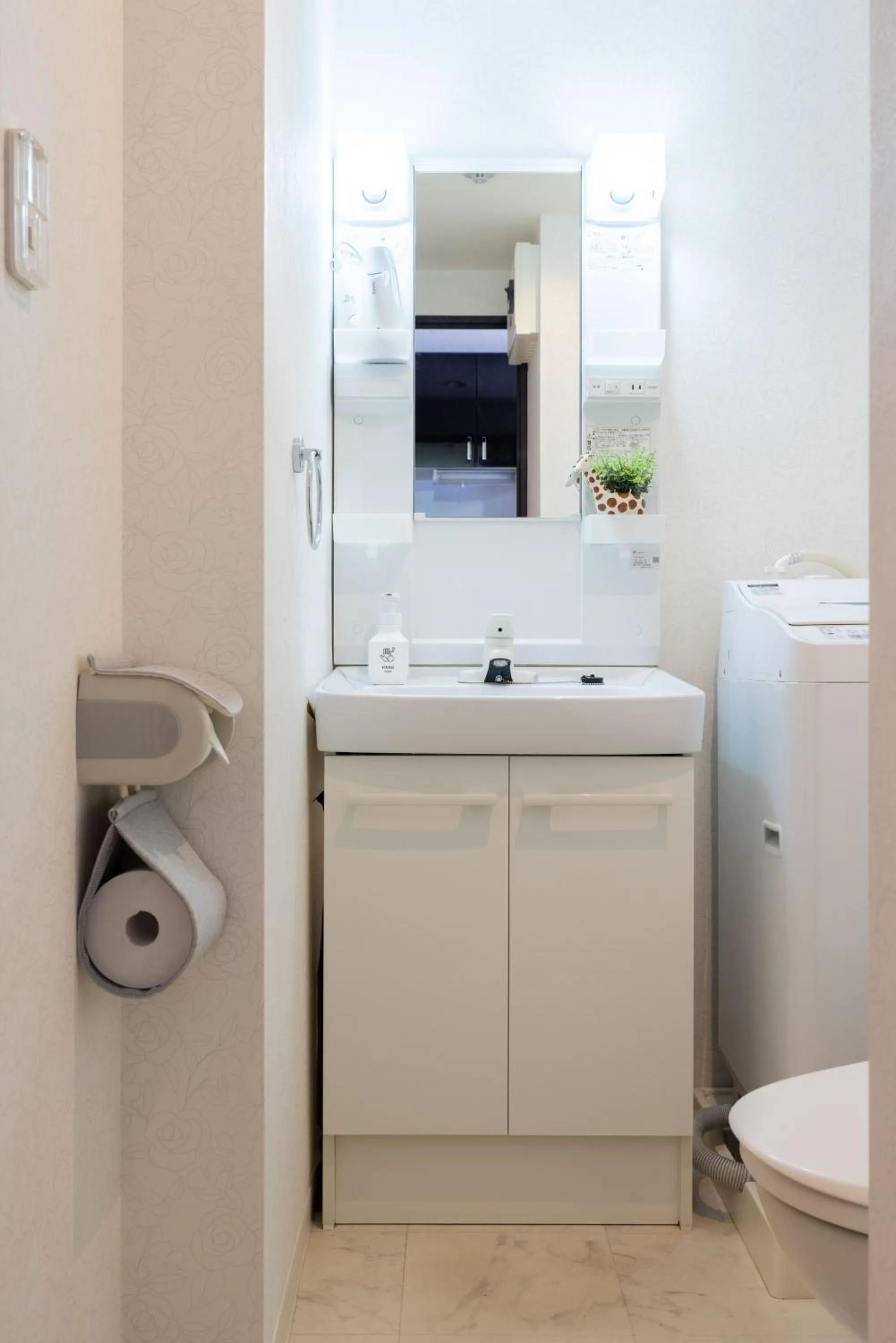 Bathroom in 錦系町天空樹景觀飯店 Skytree View Kinshicho - crib free