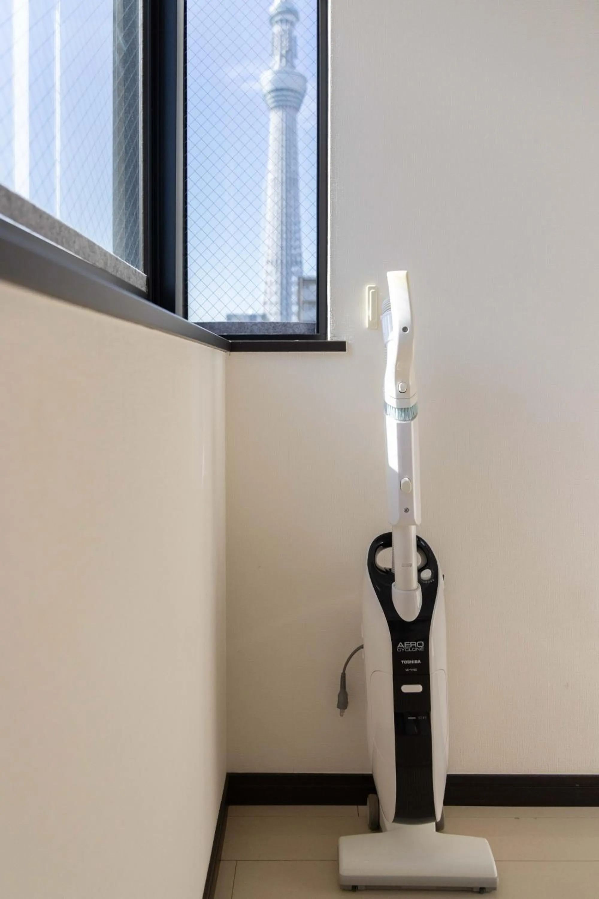 Photo of the whole room in 錦系町天空樹景觀飯店 Skytree View Kinshicho - crib free