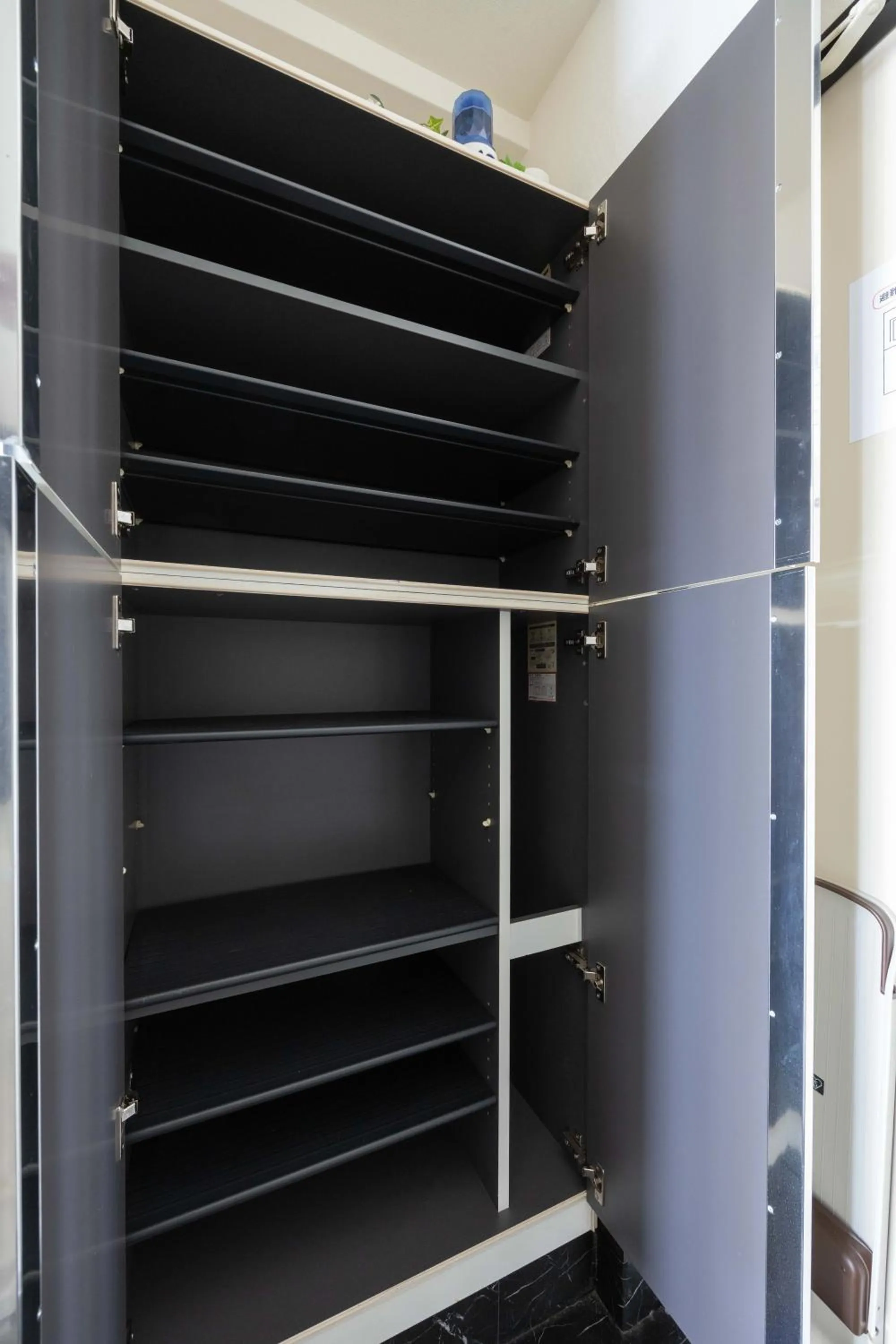 wardrobe in 錦系町天空樹景觀飯店 Skytree View Kinshicho - crib free