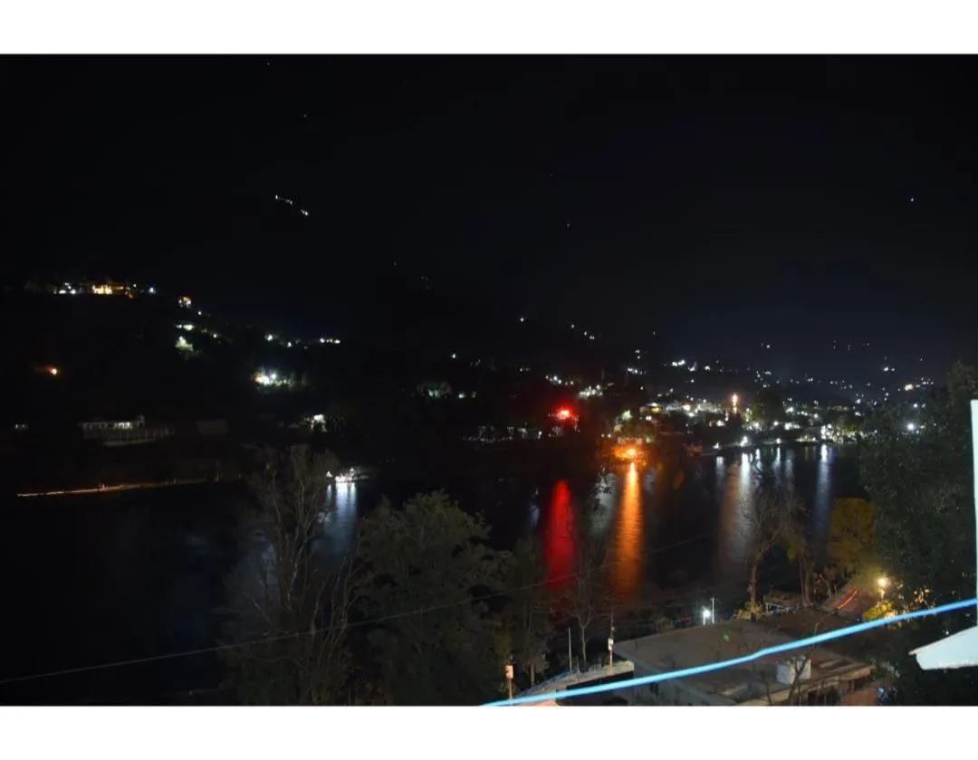 Winter in Hotel Lake Paradise Inn