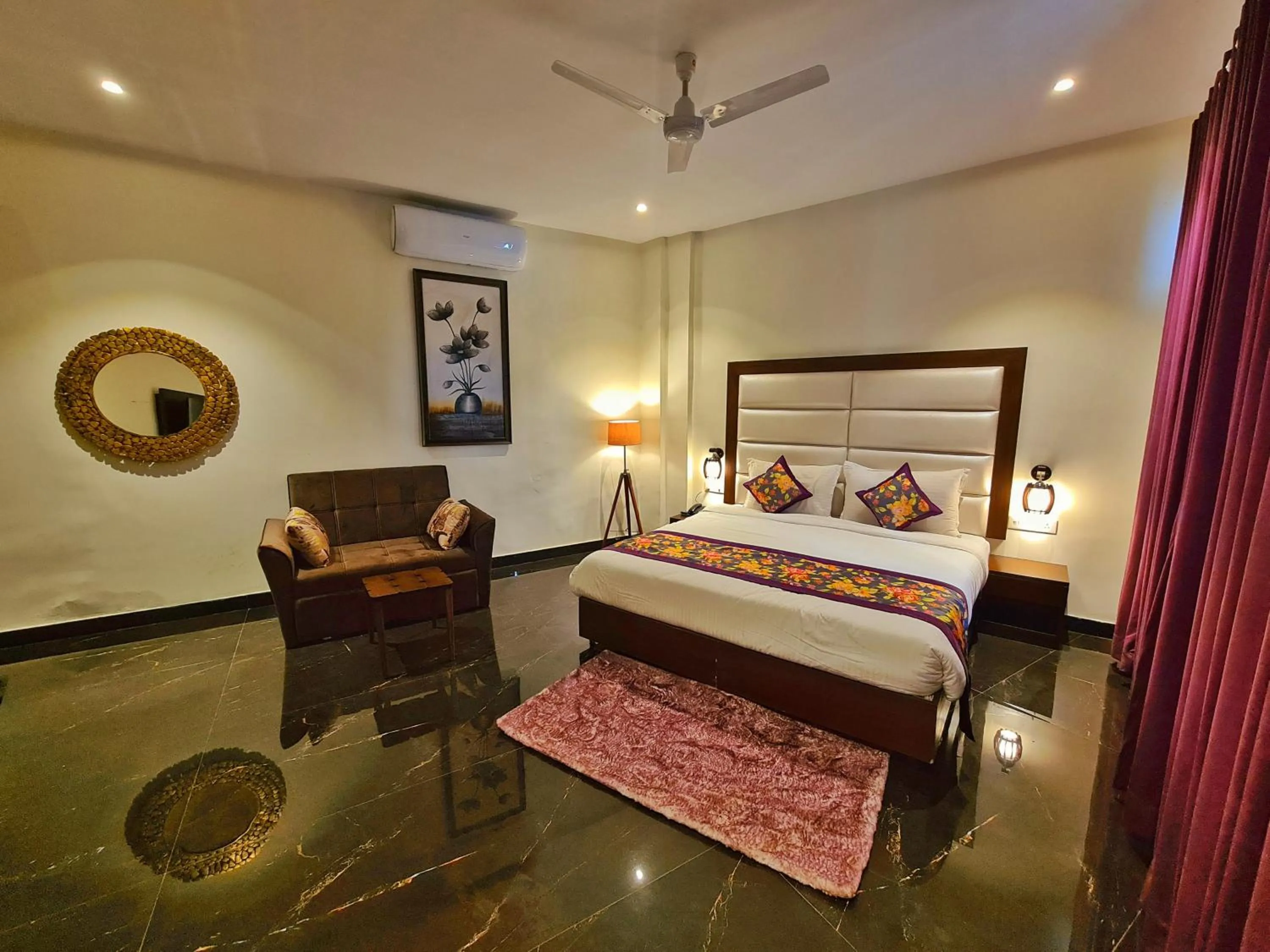 Photo of the whole room, Bed in The Lake Hill