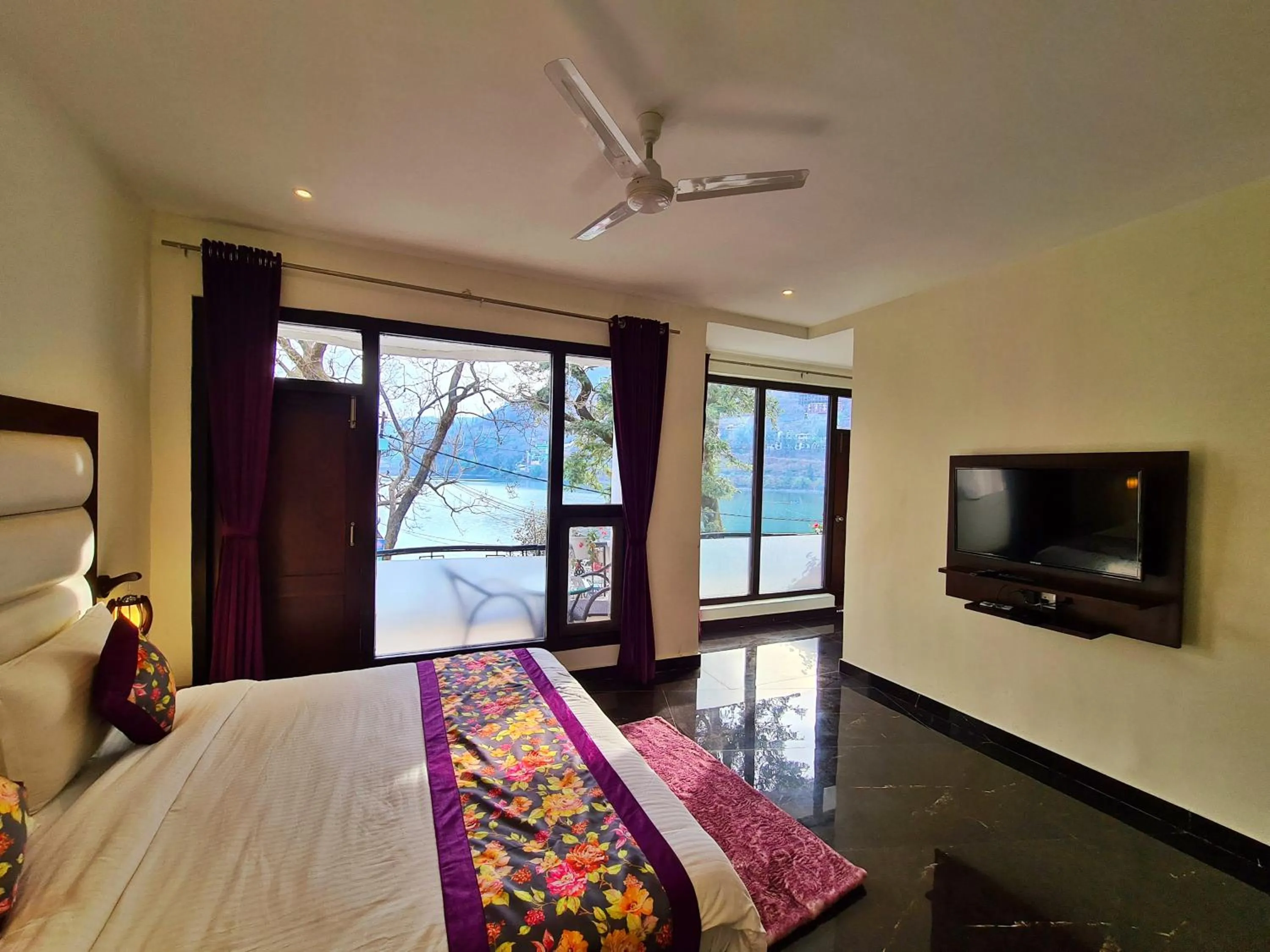 Photo of the whole room, Bed in The Lake Hill