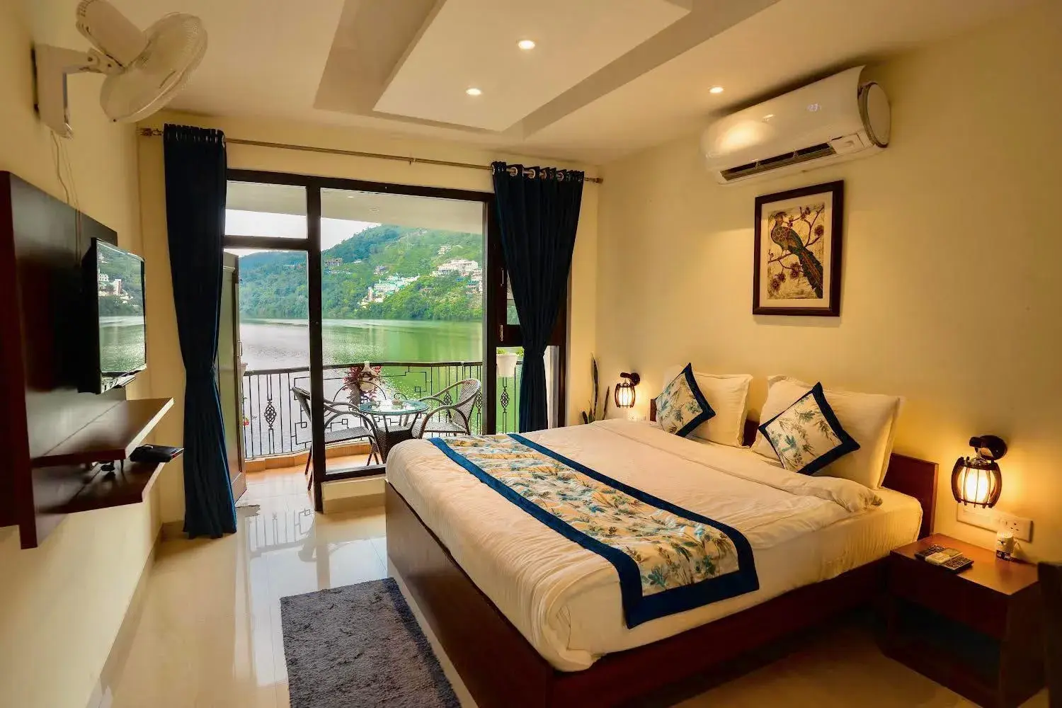 Double Room with Balcony in The Lake Hill Double Room with Balcony in The Lake Hill