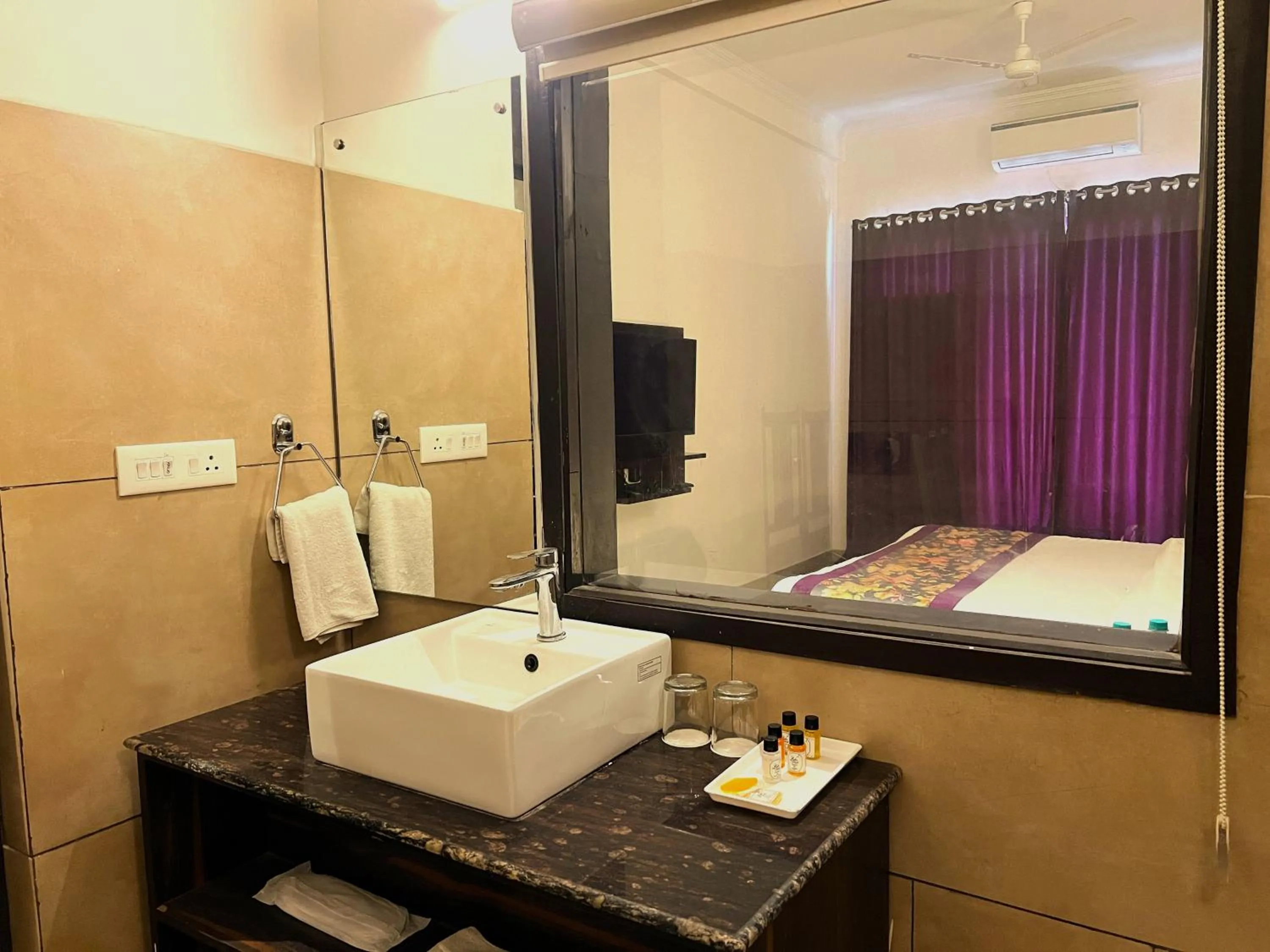 Bedroom, Bed in The Lake Hill