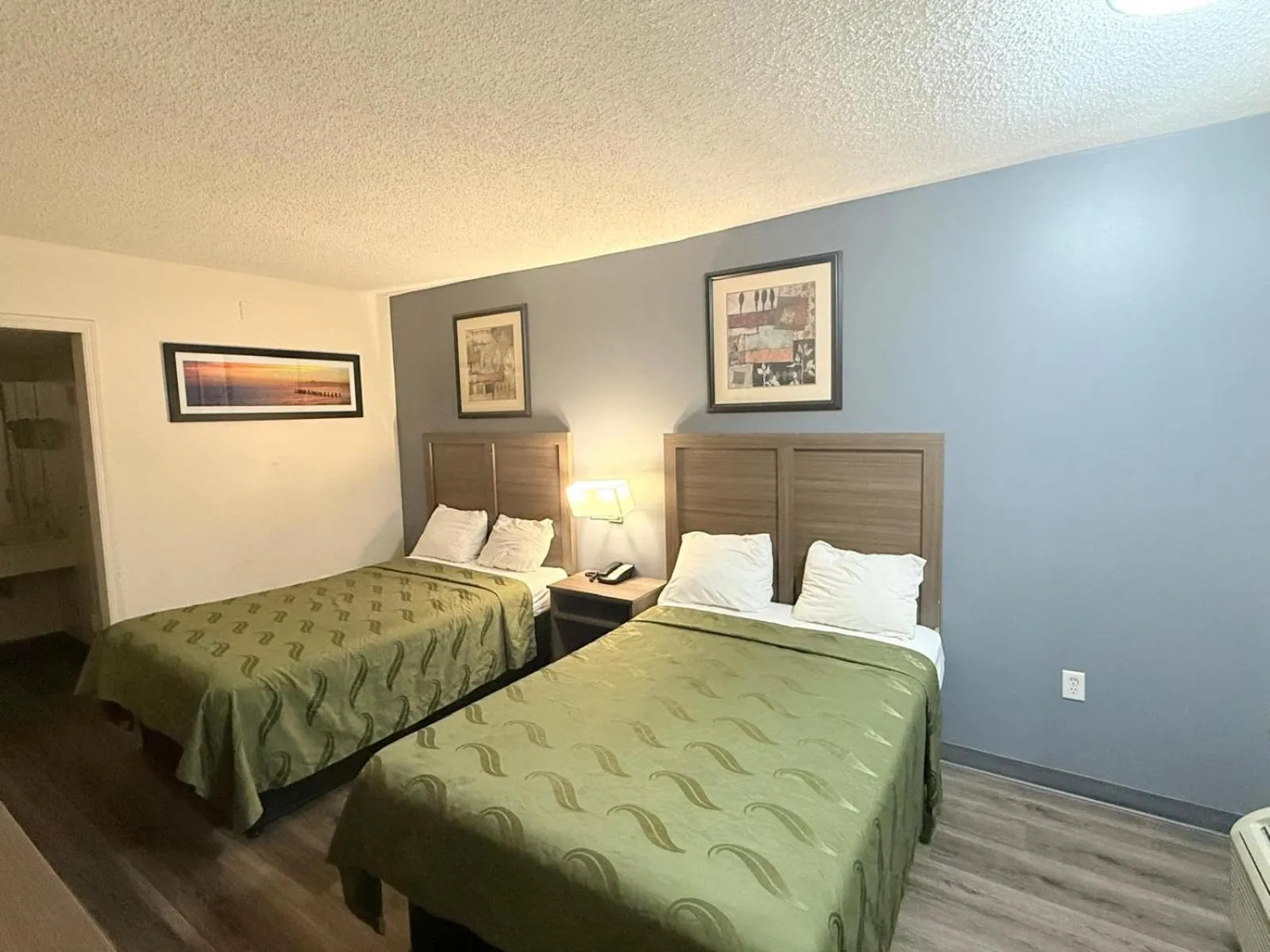 Bed in Express Inn-Rahway