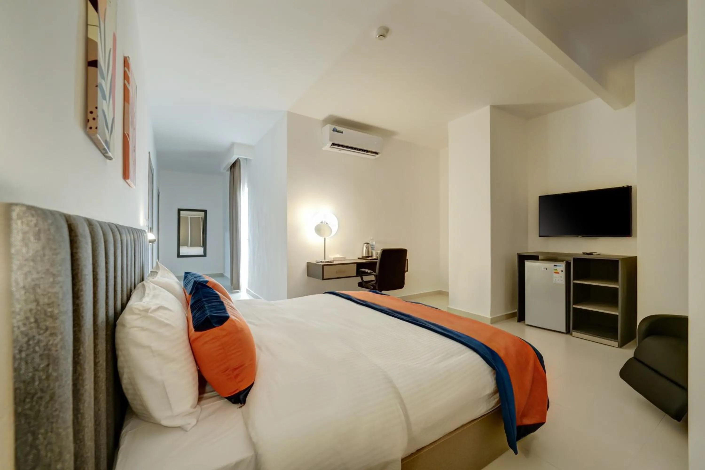 Communal lounge/ TV room, Bed in The Loft hotel By FHM