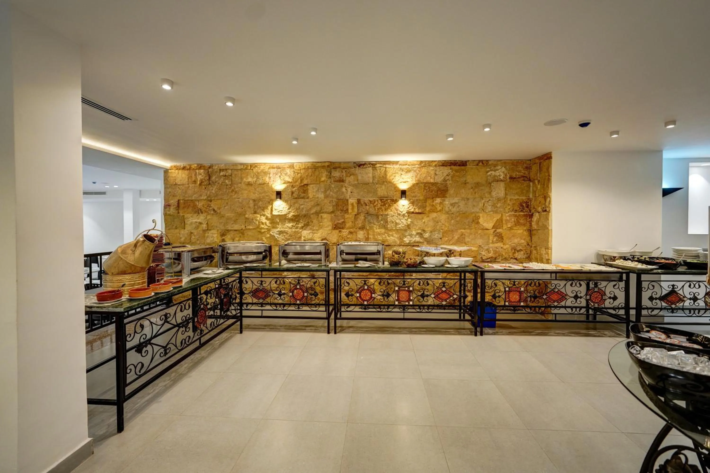 Restaurant/places to eat in The Loft hotel By FHM