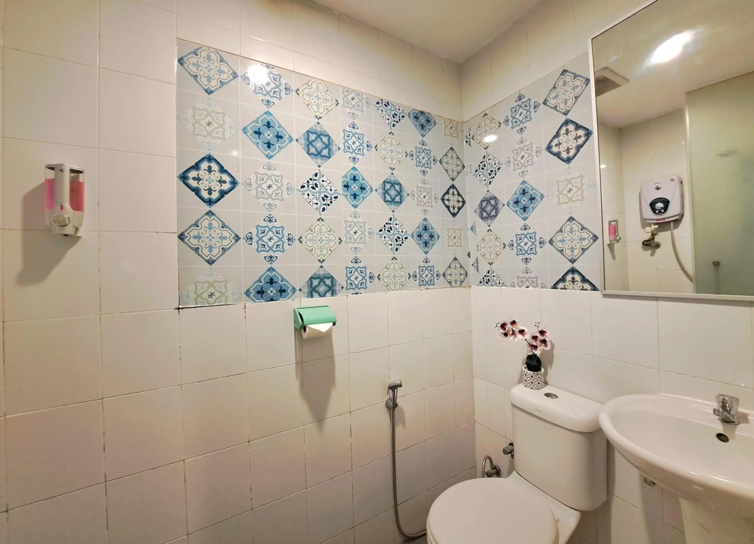 Bathroom in SCC Gateway Chinatown Hotel