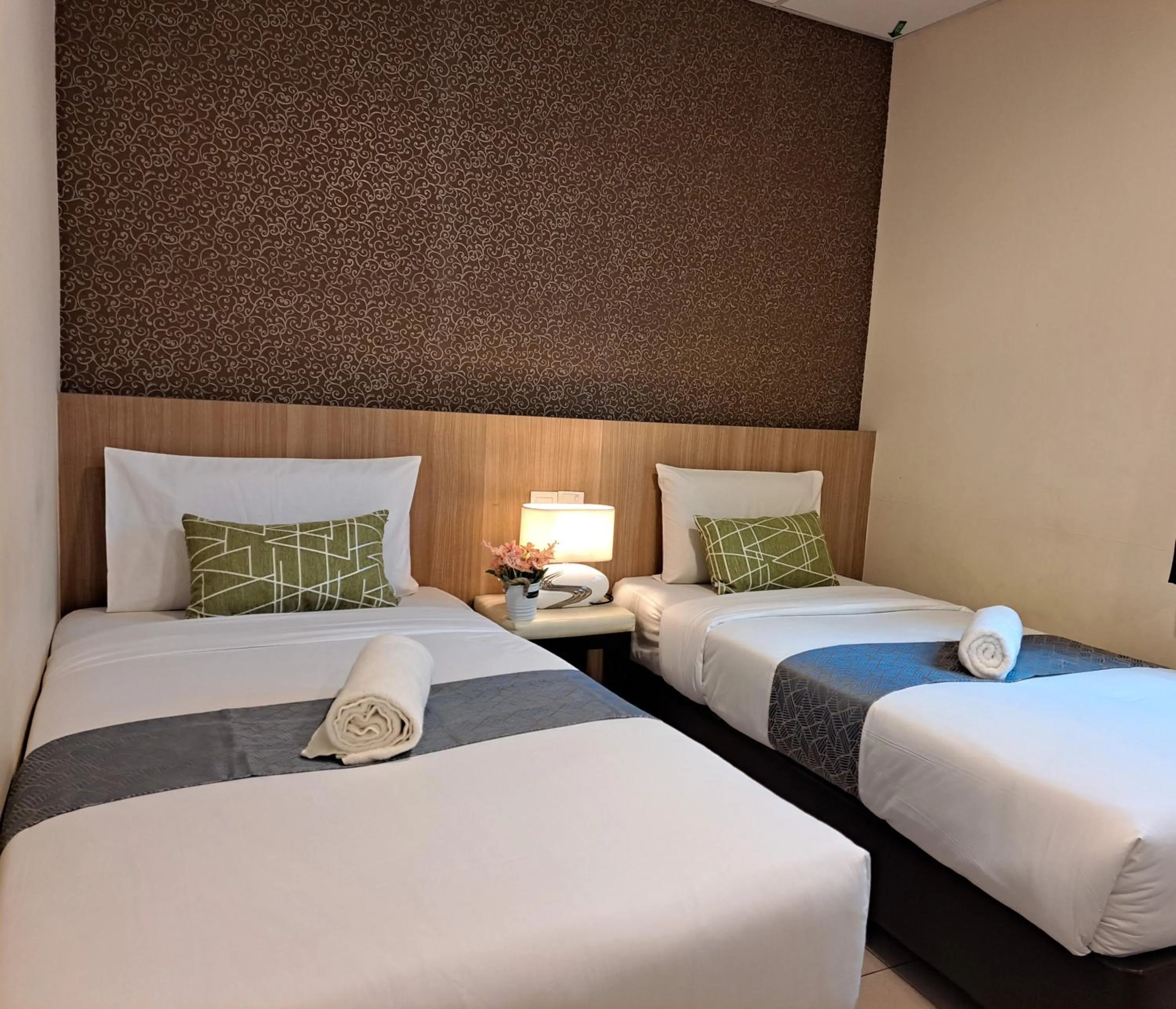 Bed in SCC Gateway Chinatown Hotel