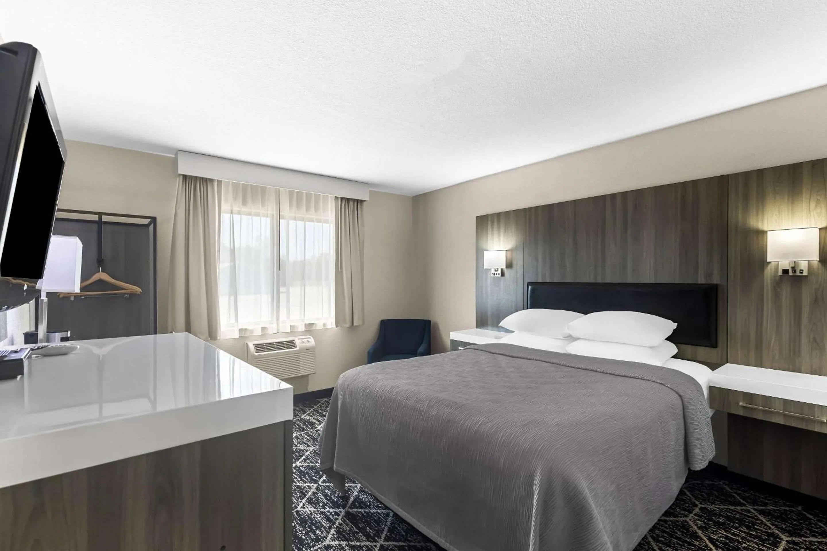 Bedroom, Bed in Quality Inn Oskaloosa