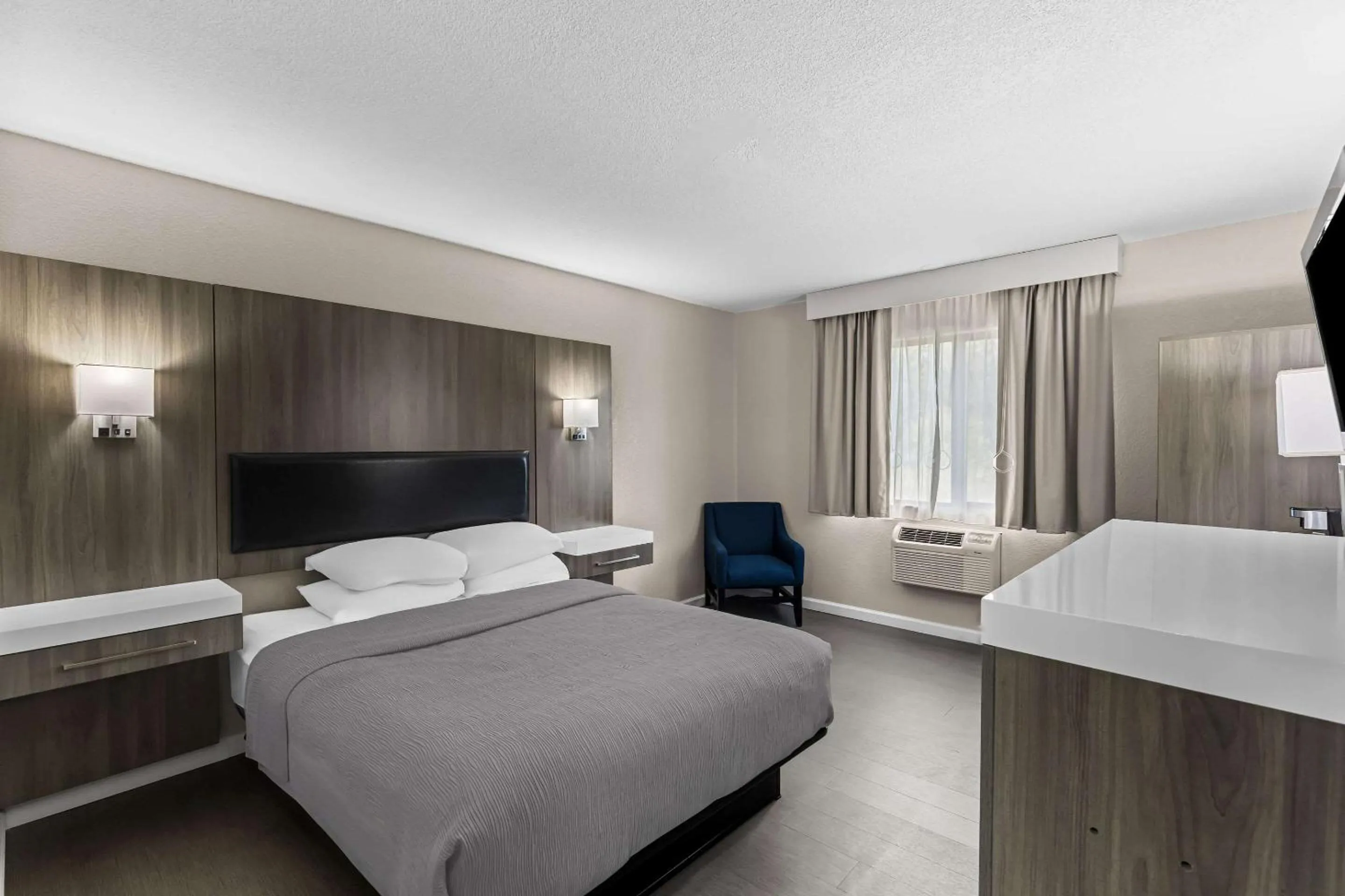 Bedroom, Bed in Quality Inn Oskaloosa