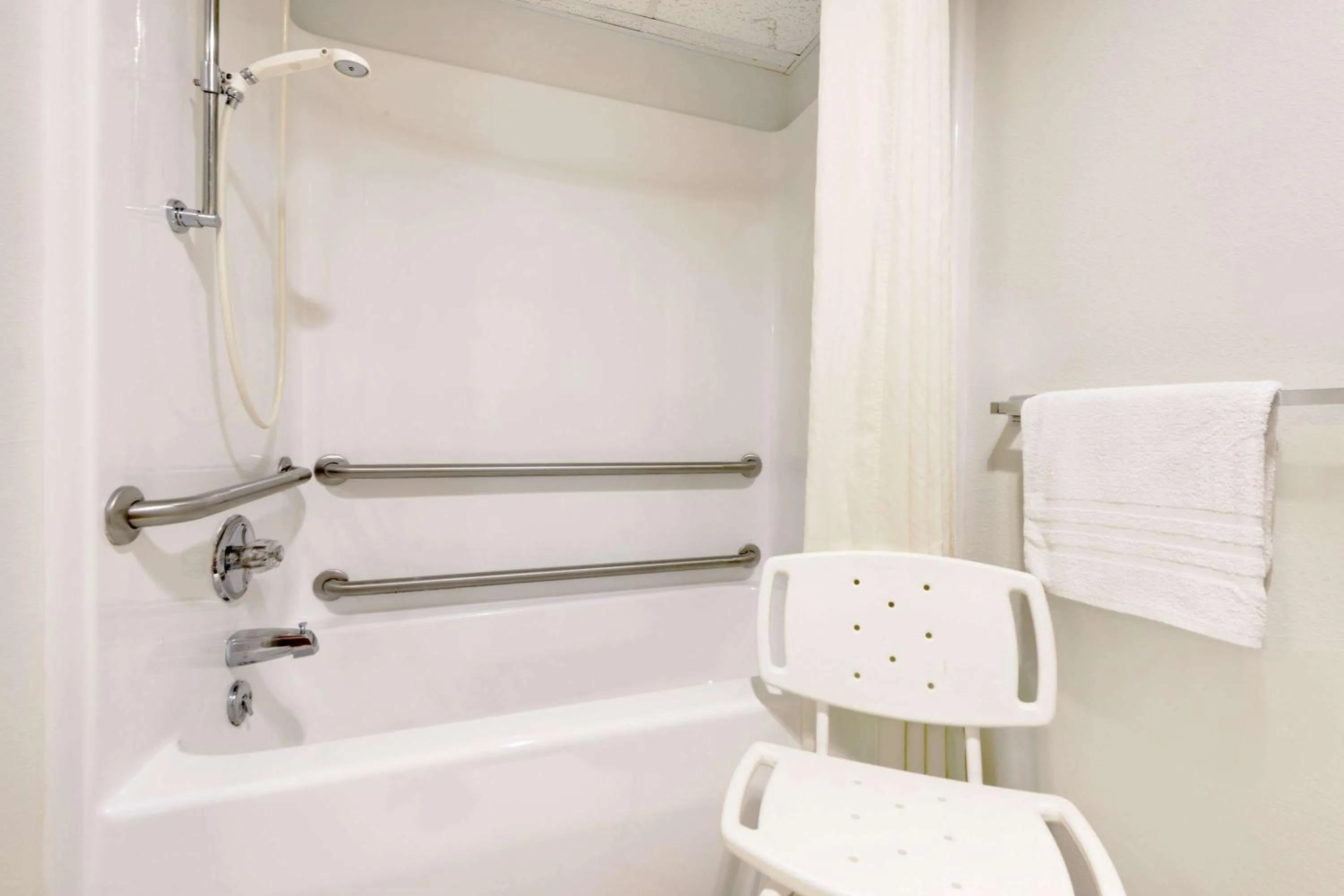 Bathroom in Super 8 by Wyndham Centerville