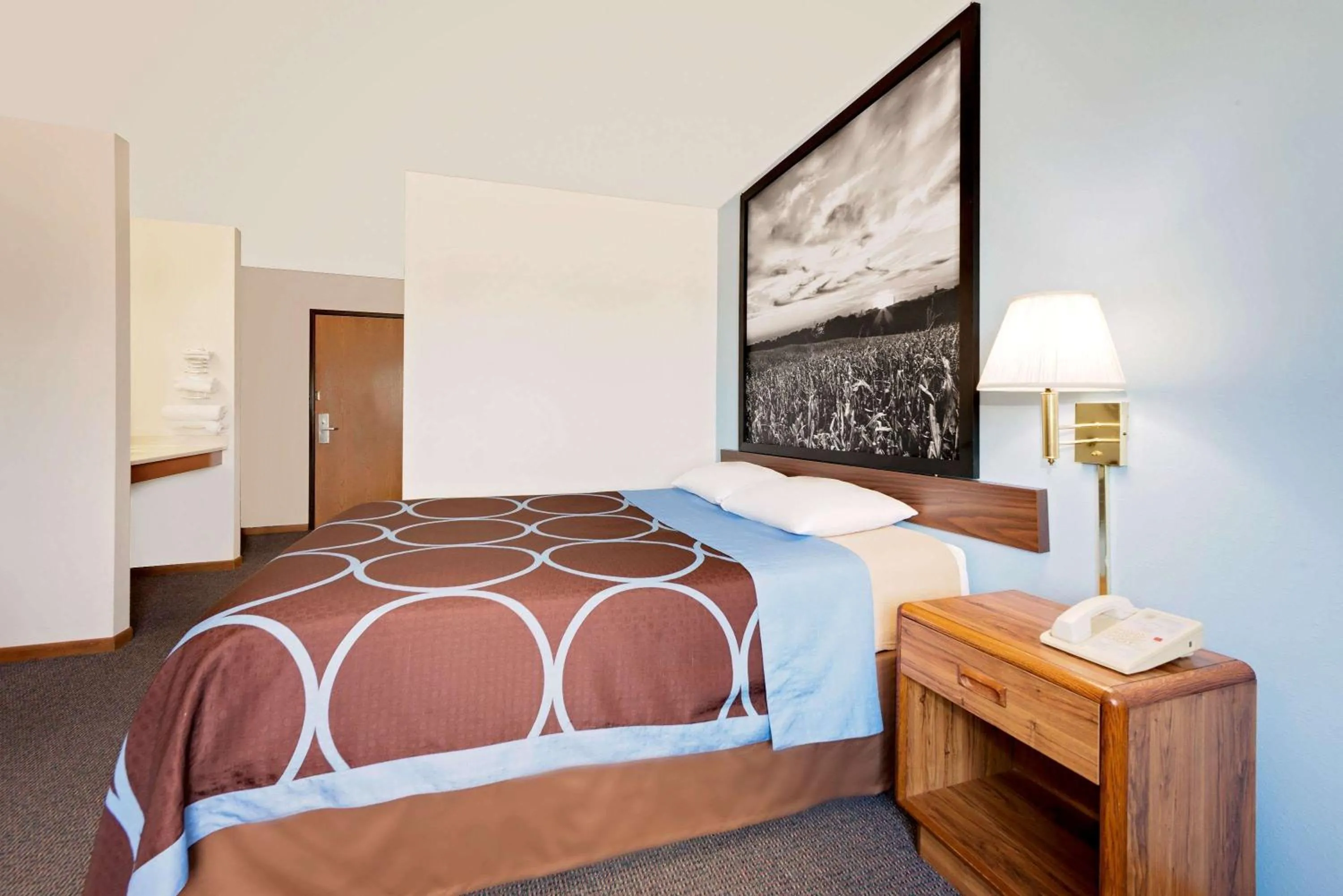 Photo of the whole room, Bed in Super 8 by Wyndham Centerville