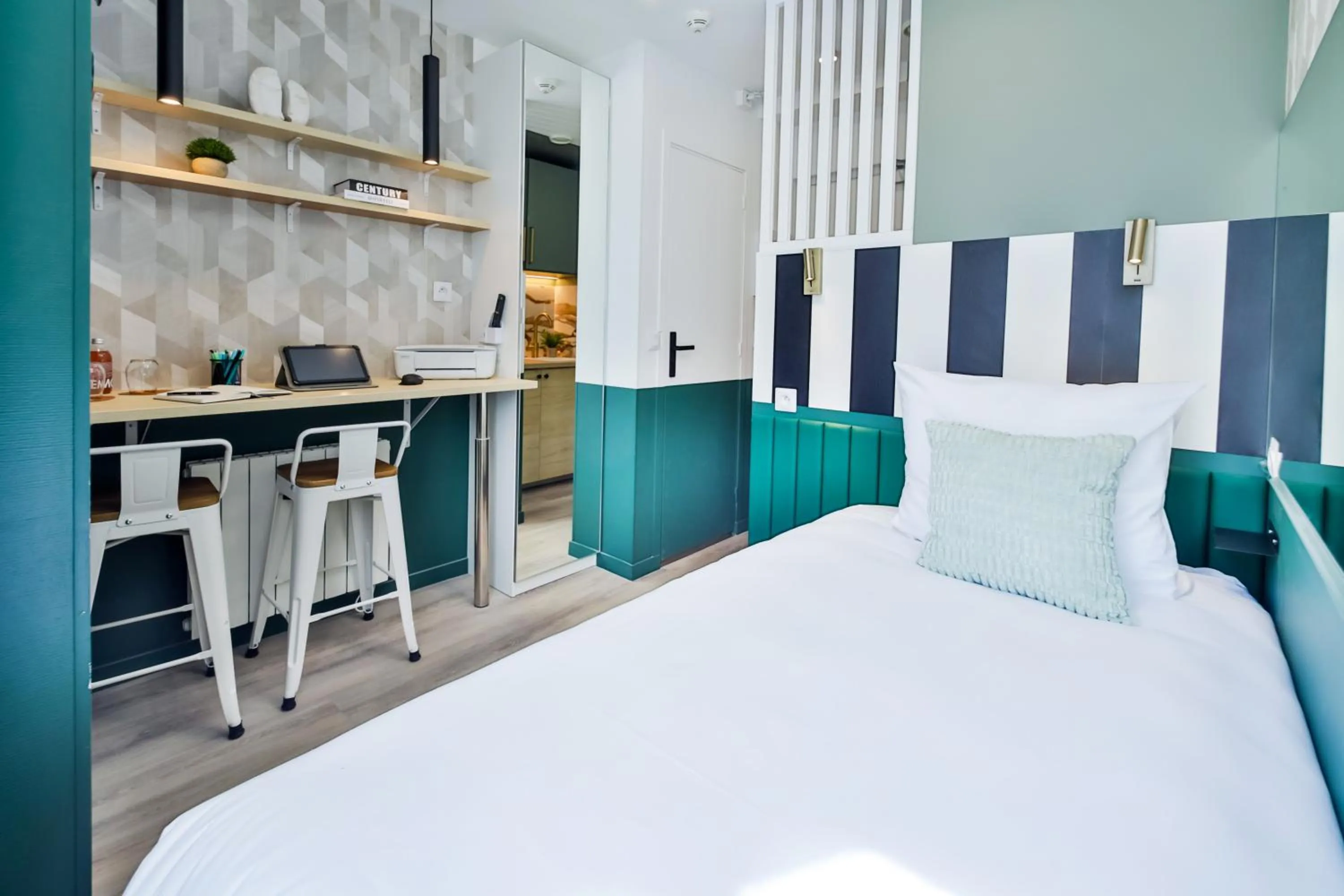 Photo of the whole room, Bed in WS Louvre - Casanova