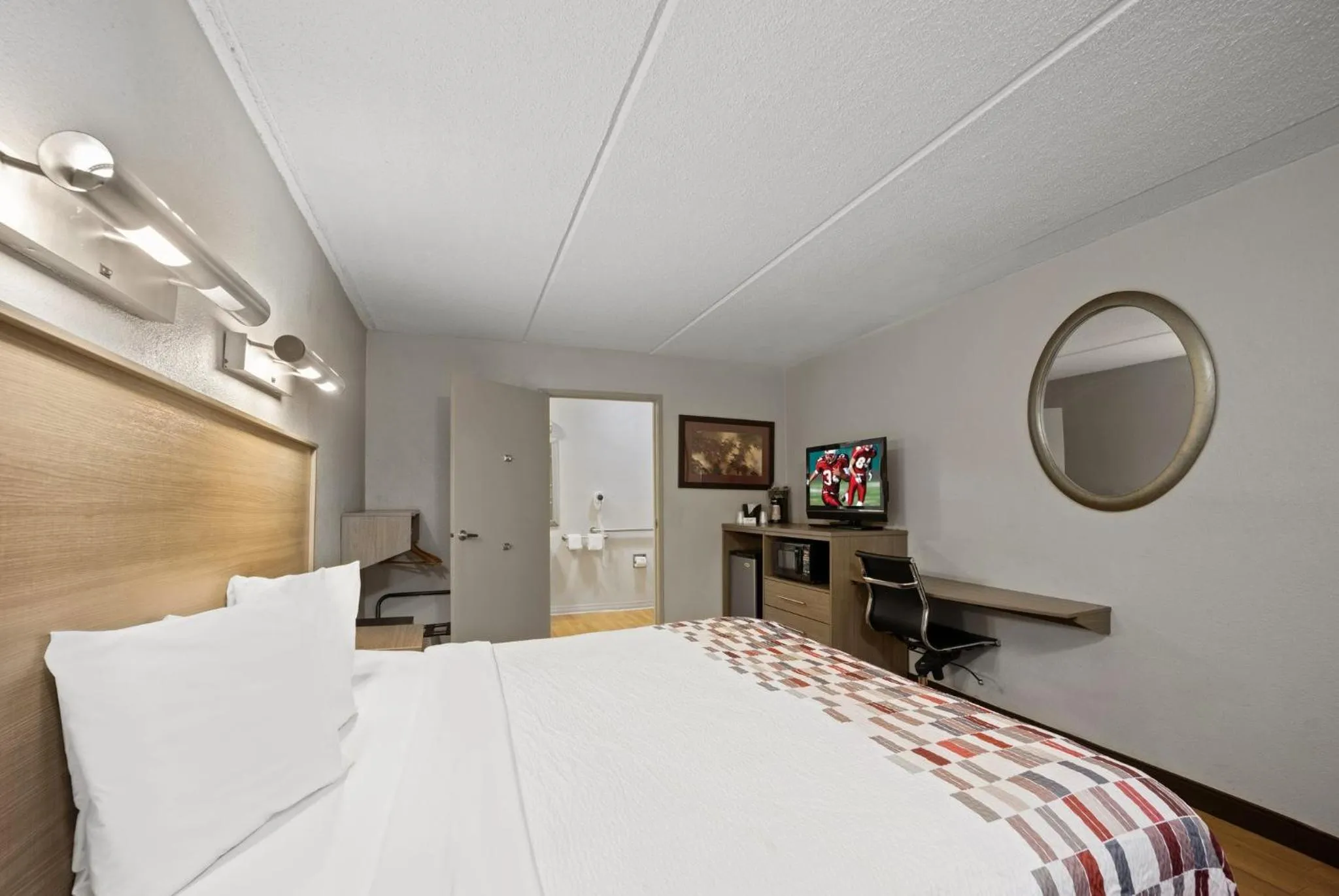 Bedroom, Bed in Red Roof Inn Greensboro Airport