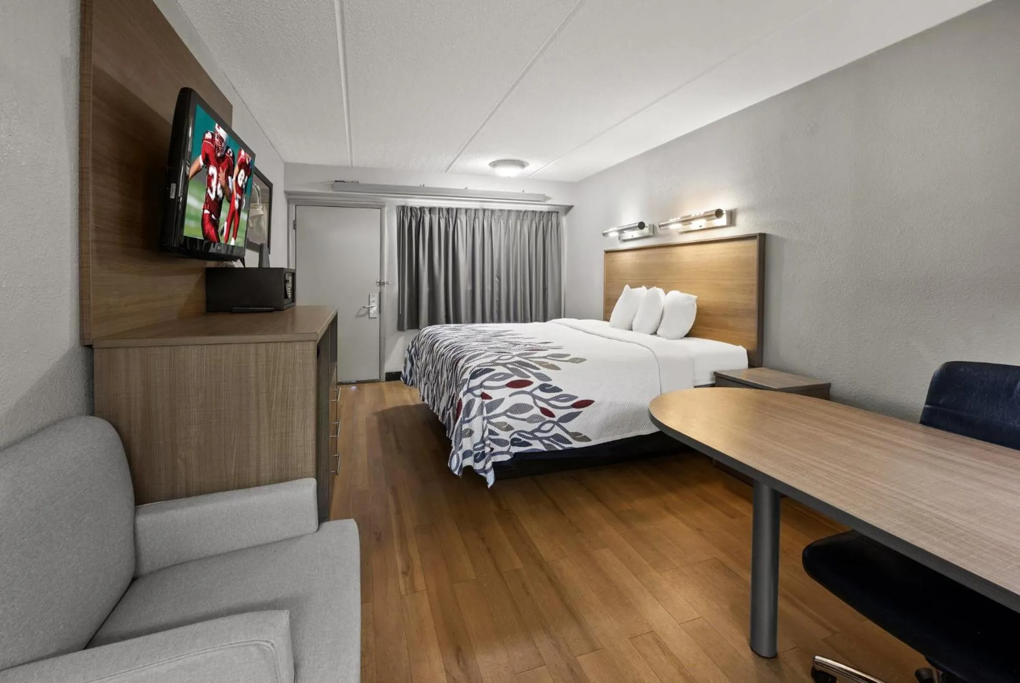 Bedroom, Bed in Red Roof Inn Greensboro Airport