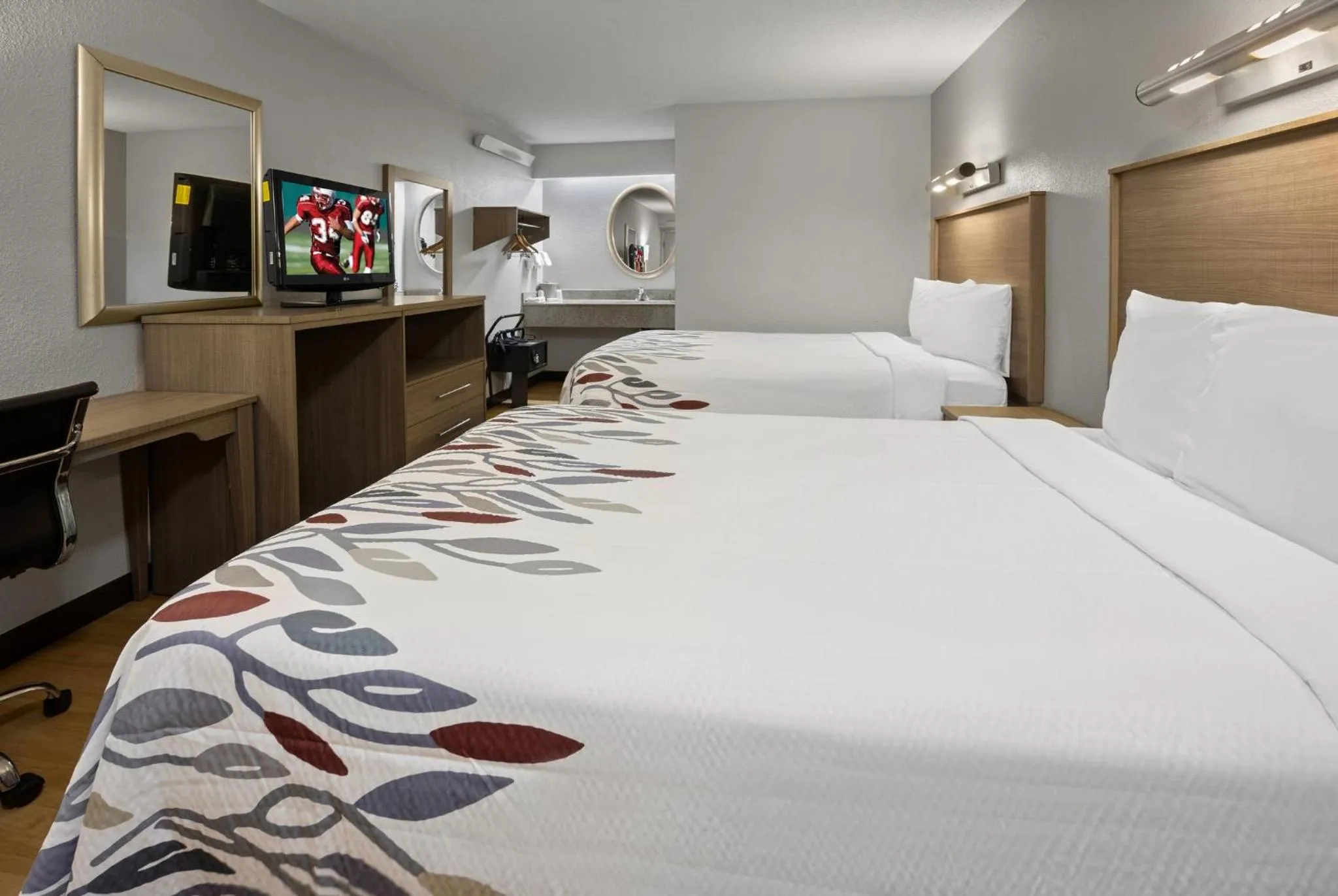 Photo of the whole room, Bed in Red Roof Inn Greensboro Airport