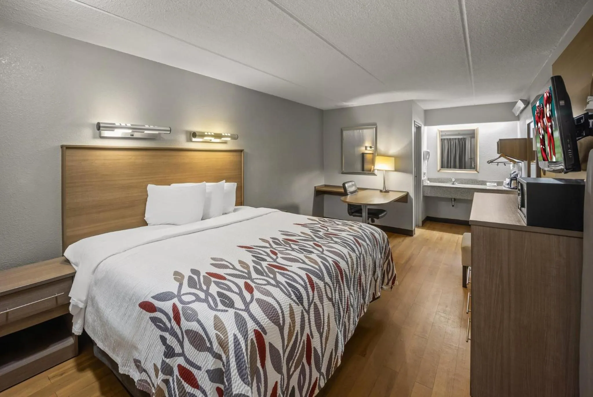 Bedroom, Bed in Red Roof Inn Greensboro Airport