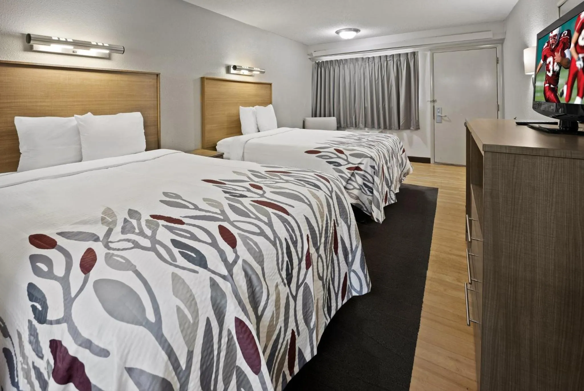 Photo of the whole room, Bed in Red Roof Inn Greensboro Airport