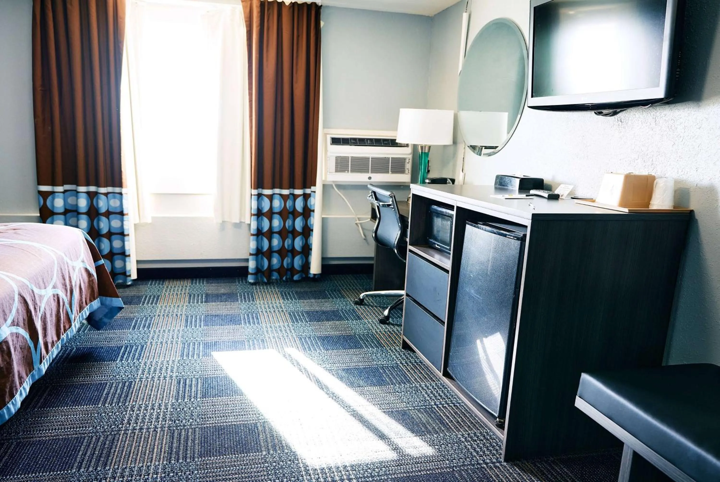 Photo of the whole room, Bed in Super 8 by Wyndham Pueblo