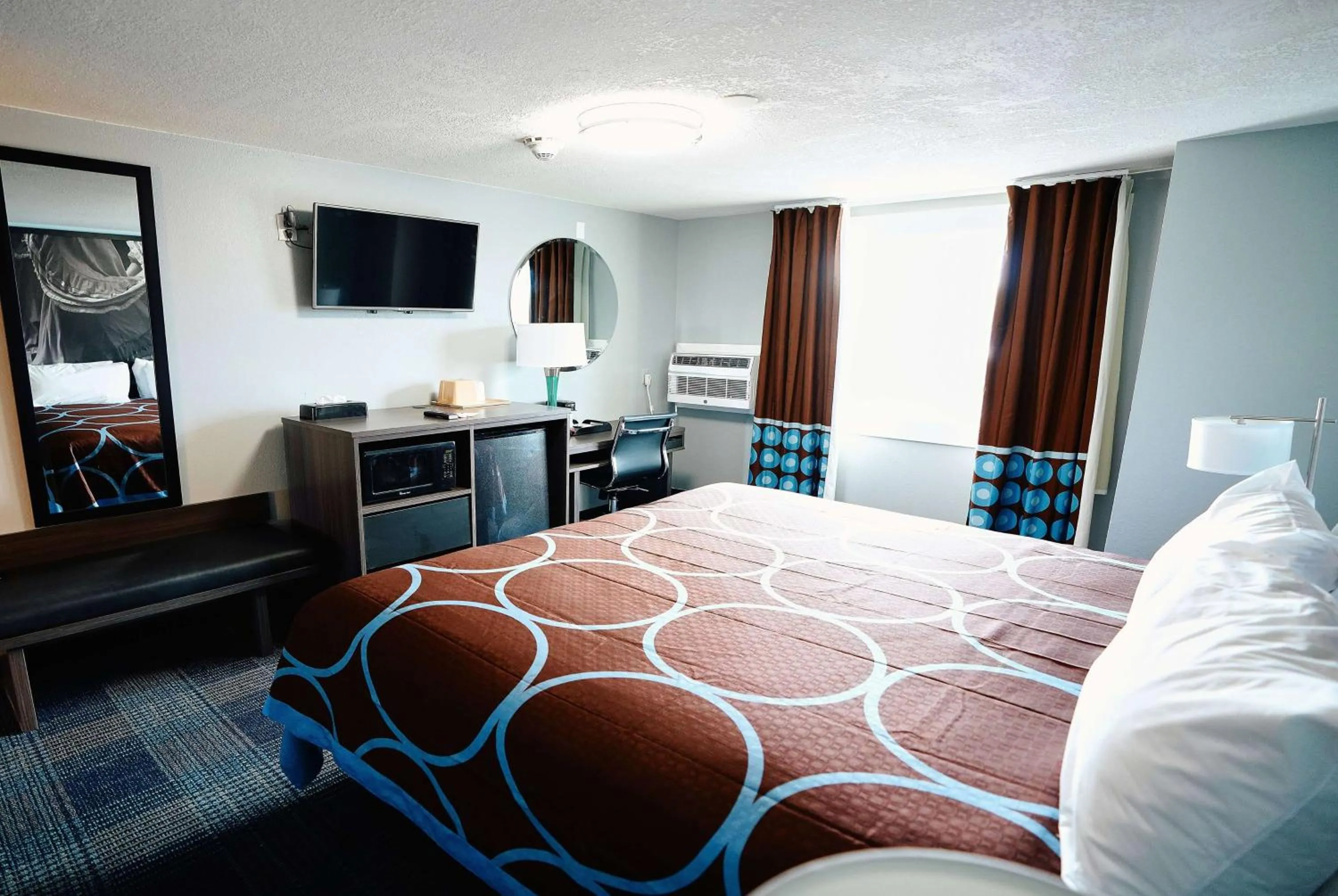 Photo of the whole room, Bed in Super 8 by Wyndham Pueblo