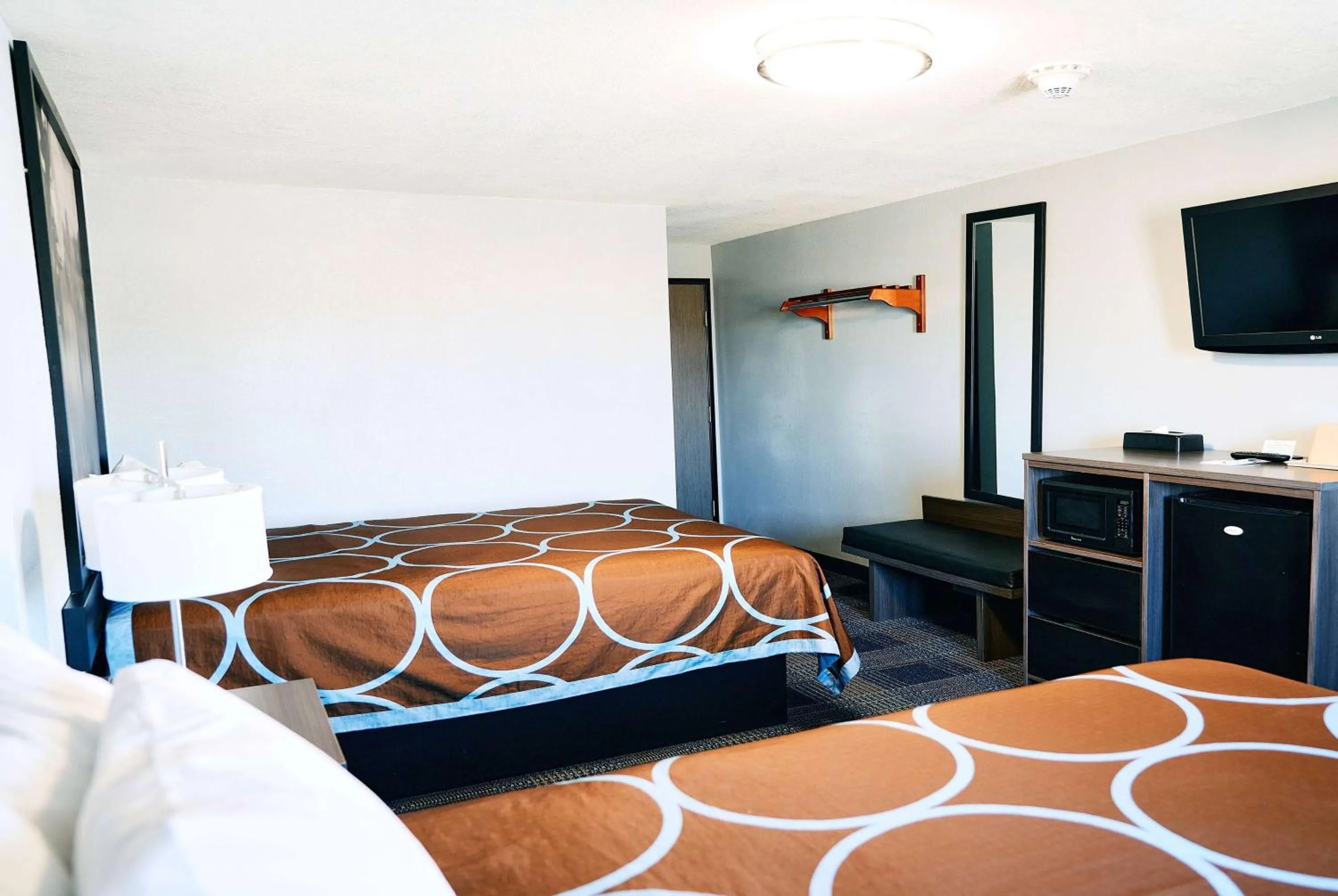 Photo of the whole room, Bed in Super 8 by Wyndham Pueblo