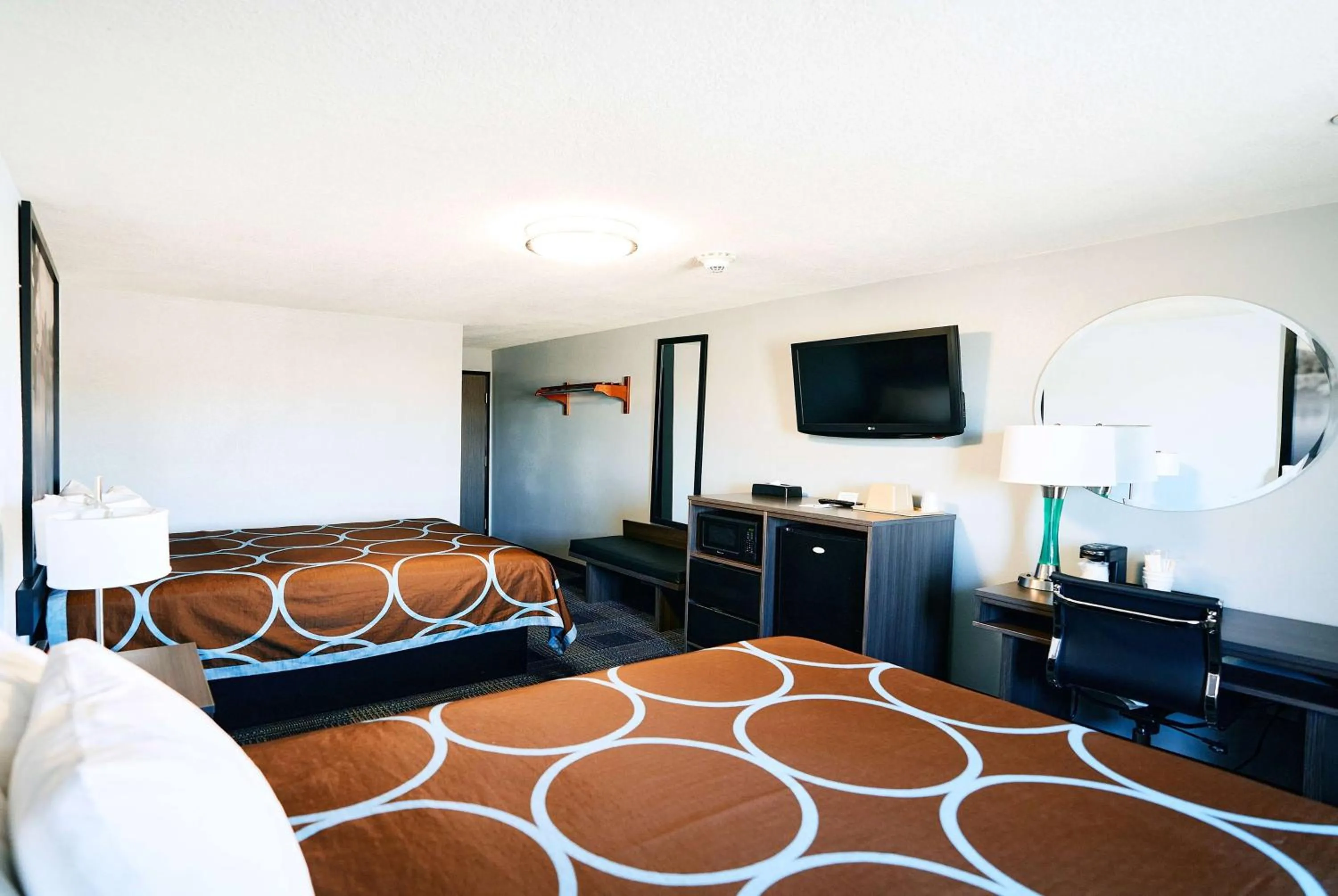 Photo of the whole room, Bed in Super 8 by Wyndham Pueblo