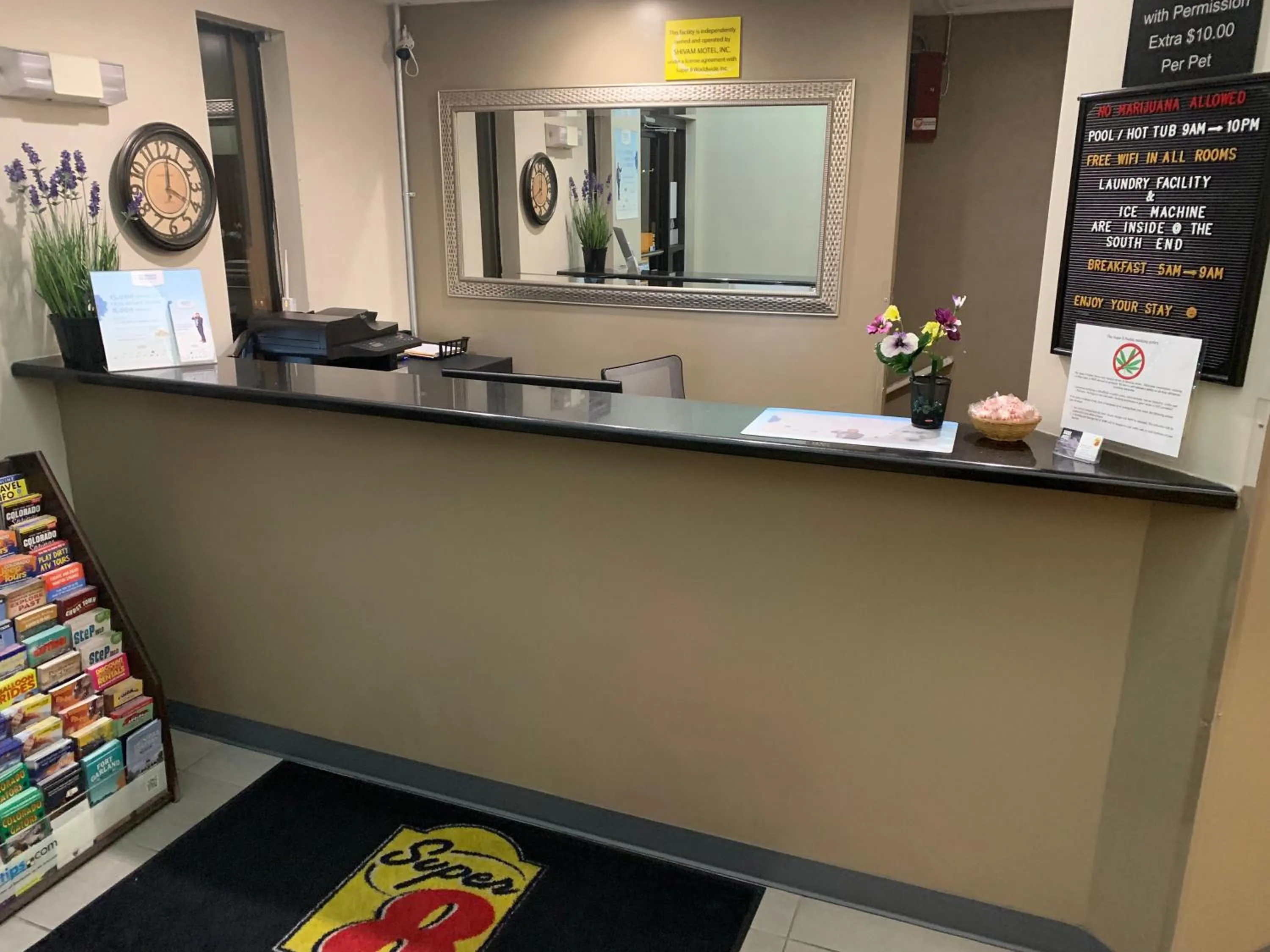 Lobby or reception in Super 8 by Wyndham Pueblo