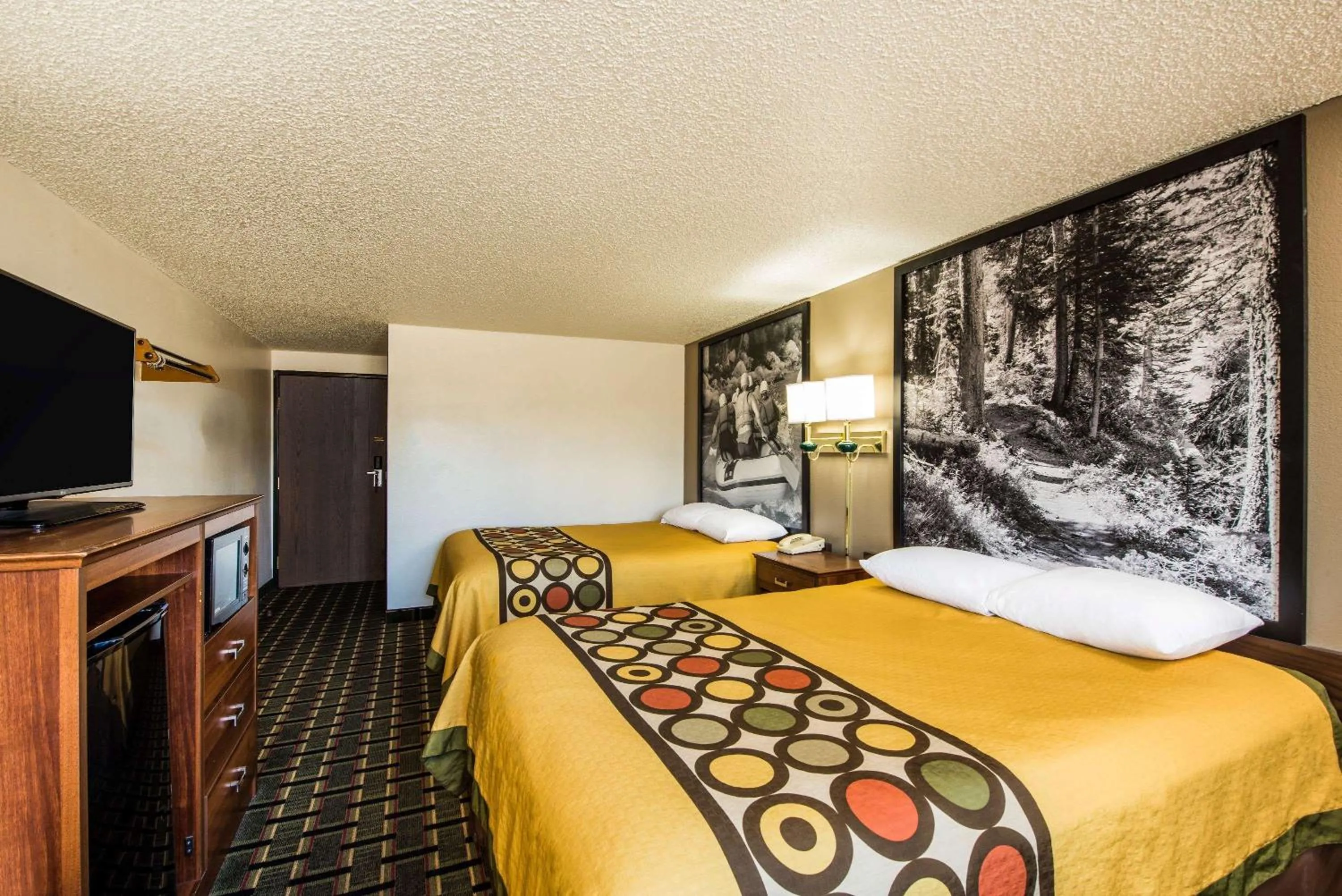 Photo of the whole room, Bed in Super 8 by Wyndham Pueblo