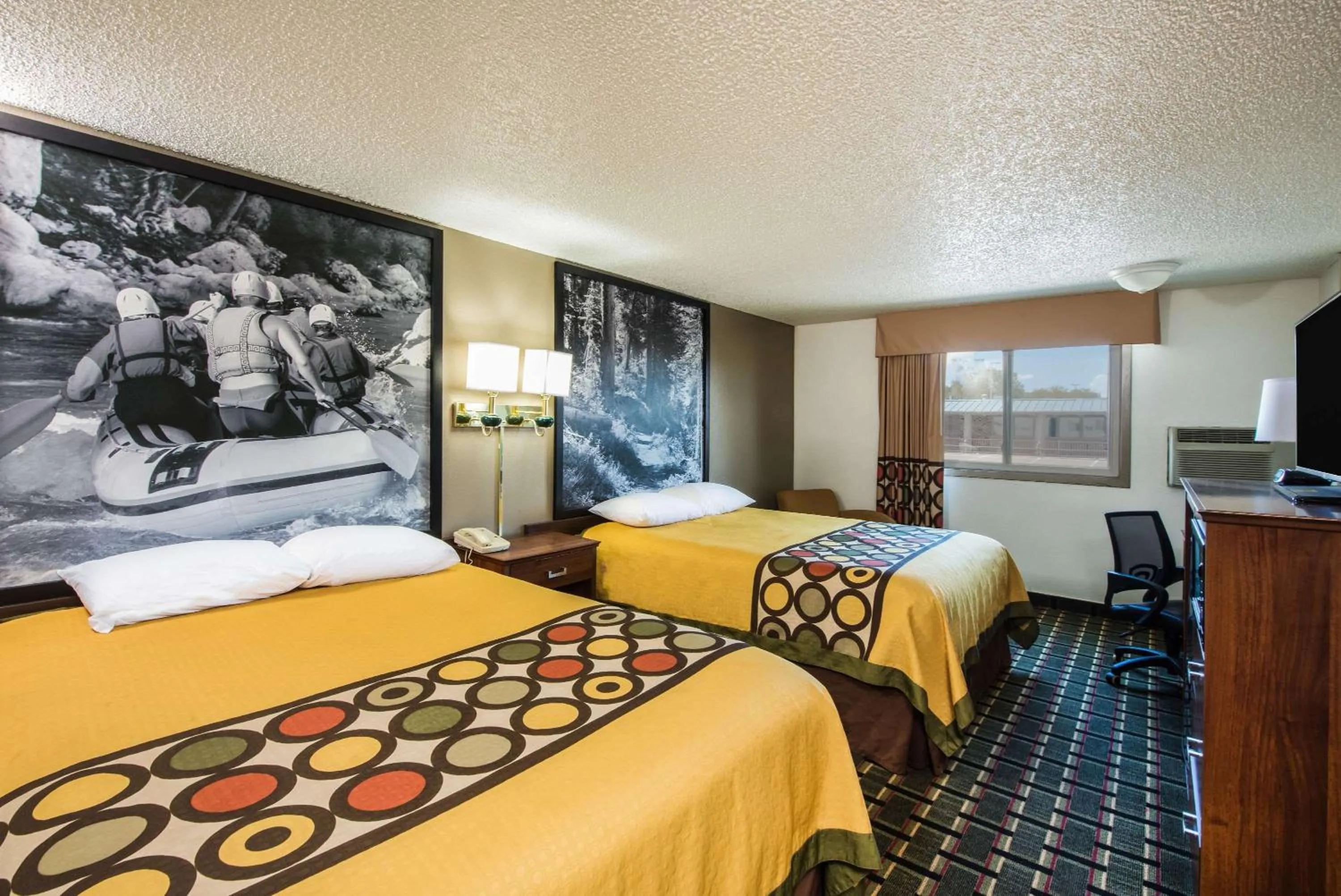 Photo of the whole room, Bed in Super 8 by Wyndham Pueblo