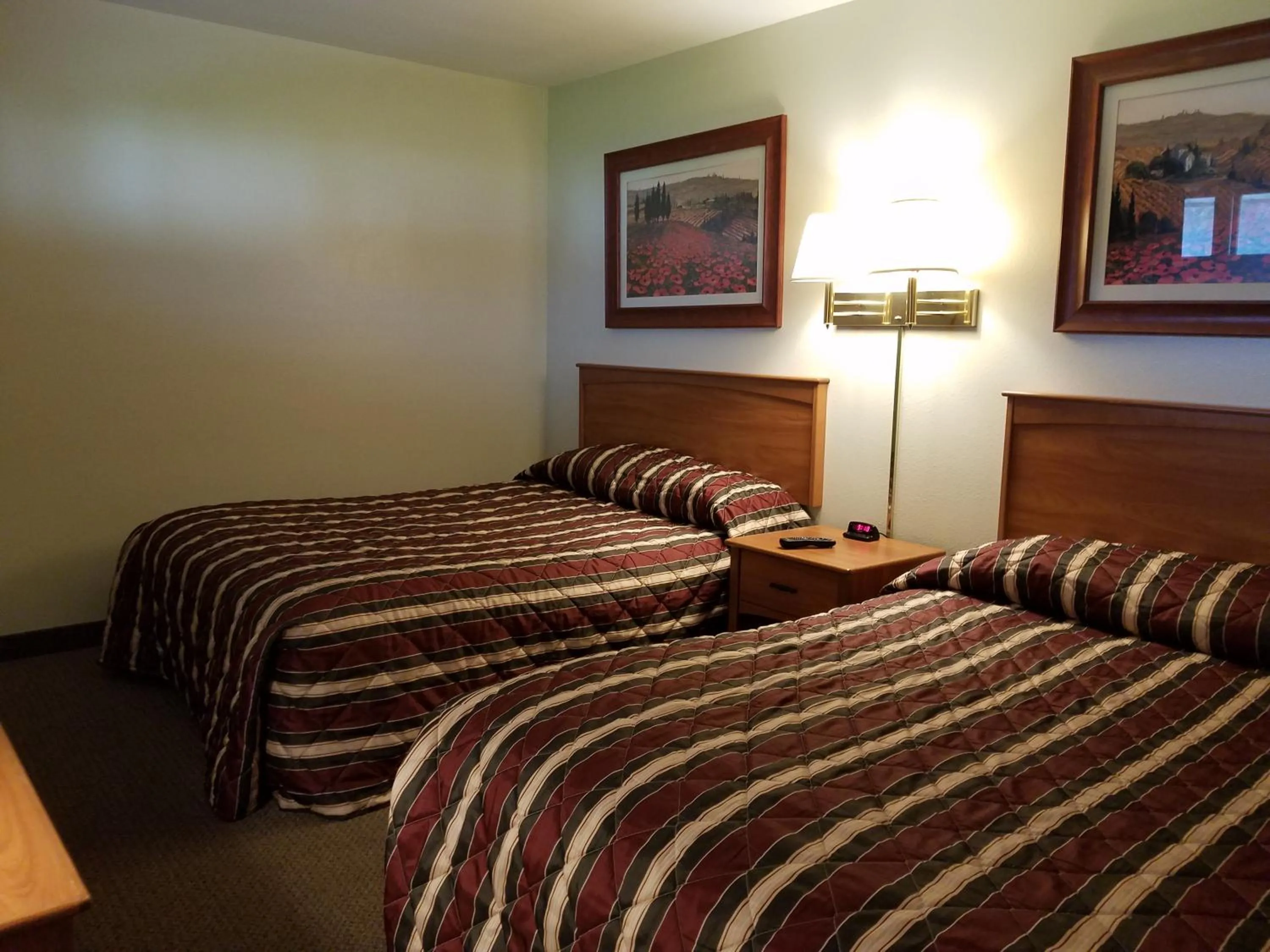 Bed in Black Hawk Motel & Suites