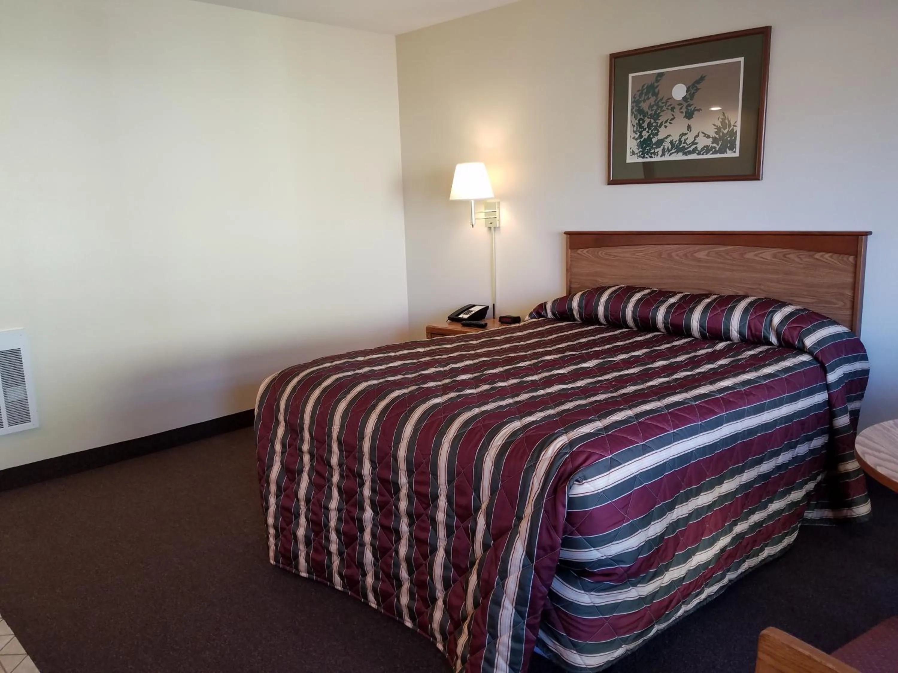 Bed in Black Hawk Motel & Suites