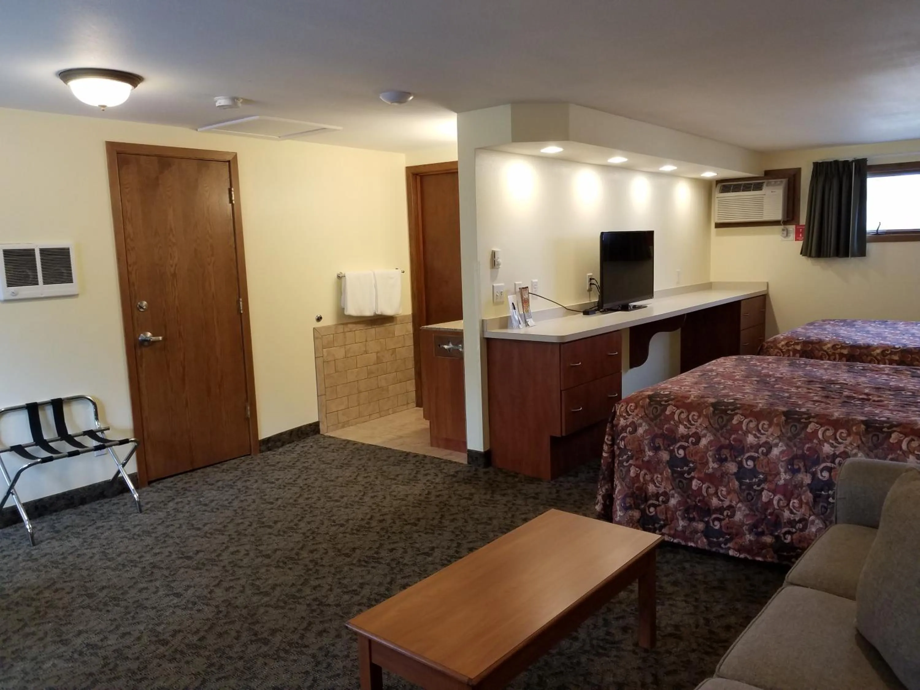 Bed in Black Hawk Motel & Suites