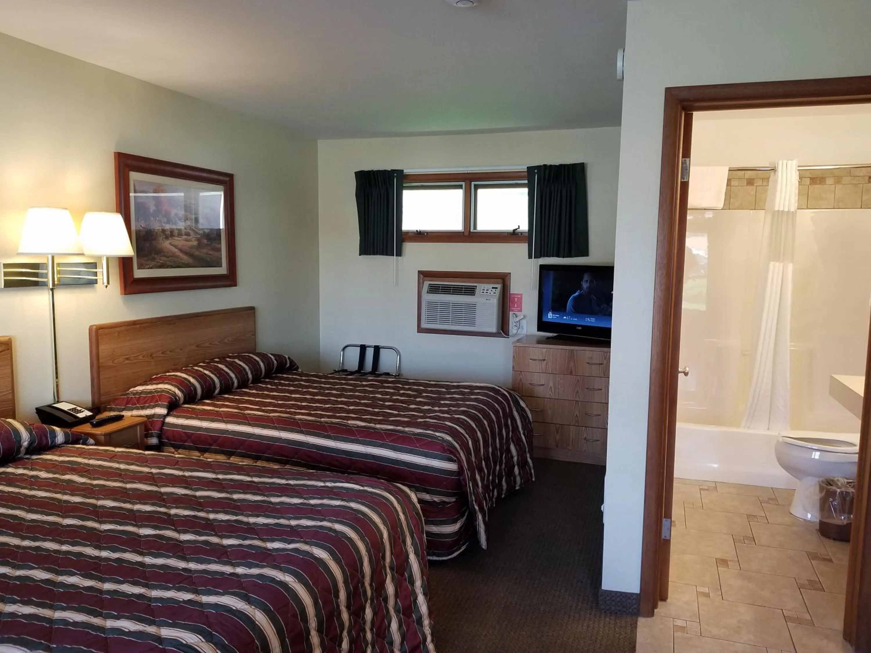 Bed in Black Hawk Motel & Suites
